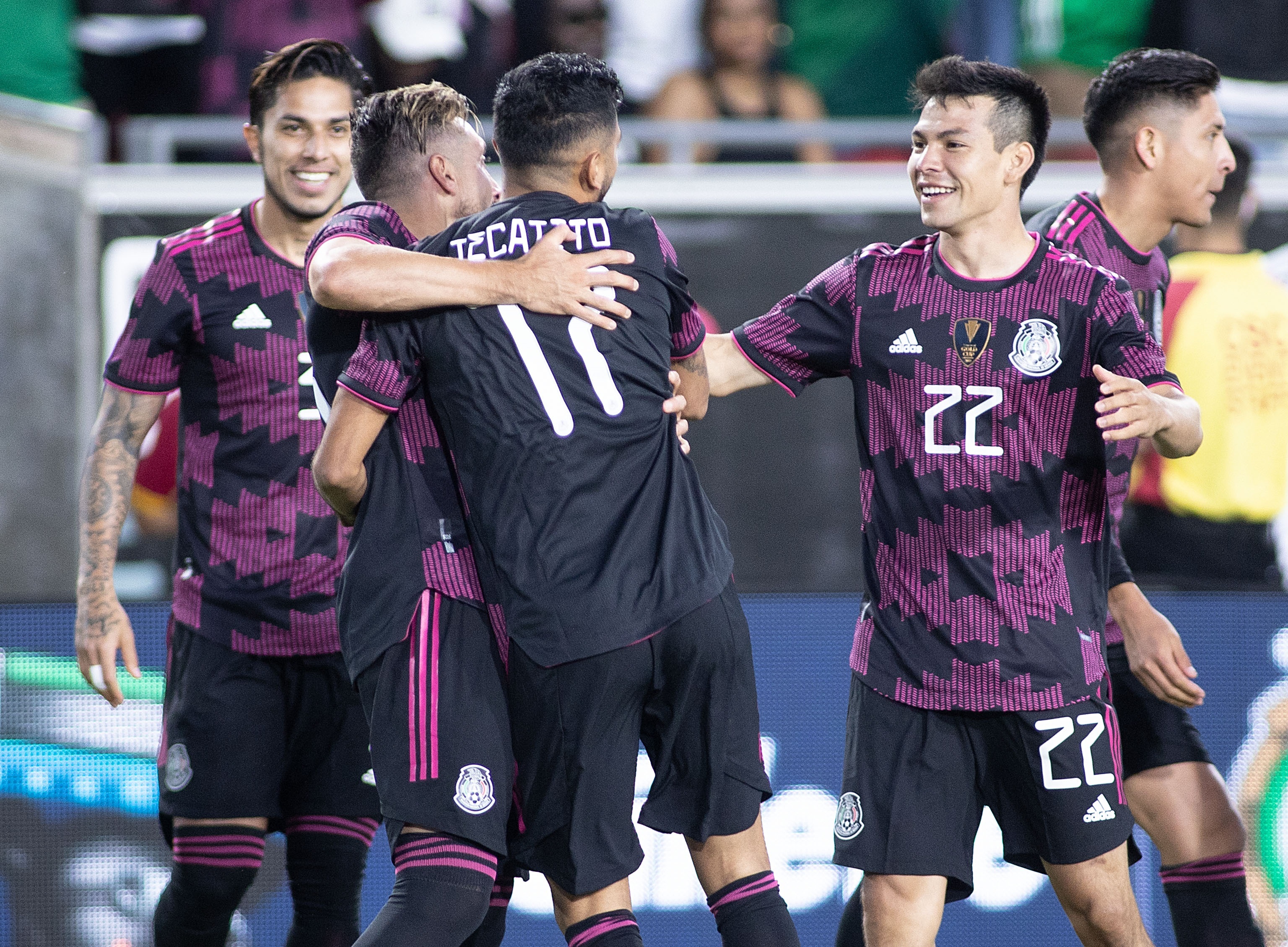AME124. LOS ANGELES (ESTADOS UNIDOS), 04/07/2021.- Héctor Herrera (2-i) es felicitado por Jesús Tecatito Corona (c) de la Selección Mexicana luego de anotar un gol durante su juego MexTour con la Selección Nacional de Nigeria hoy en el Los Angeles Memorial Coliseum en Los Ángeles, California (EE.UU.). EFE/Armando Arorizo