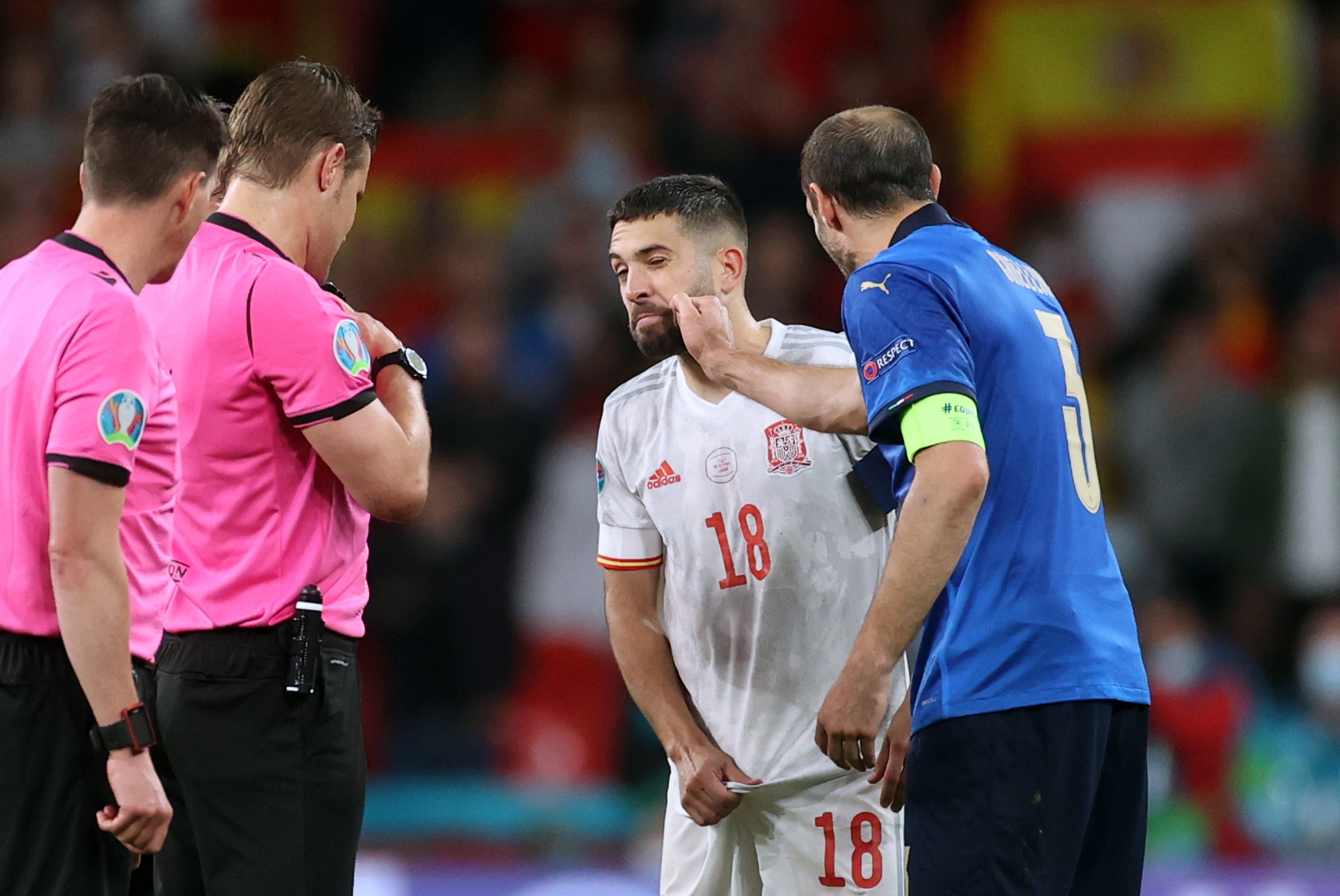 Giorgio Chiellini y Jordi Alba durante el sorteo de la ronda de penales en la primera semifinal de la Eurocopa. (Foto Prensa Libre: EFE)