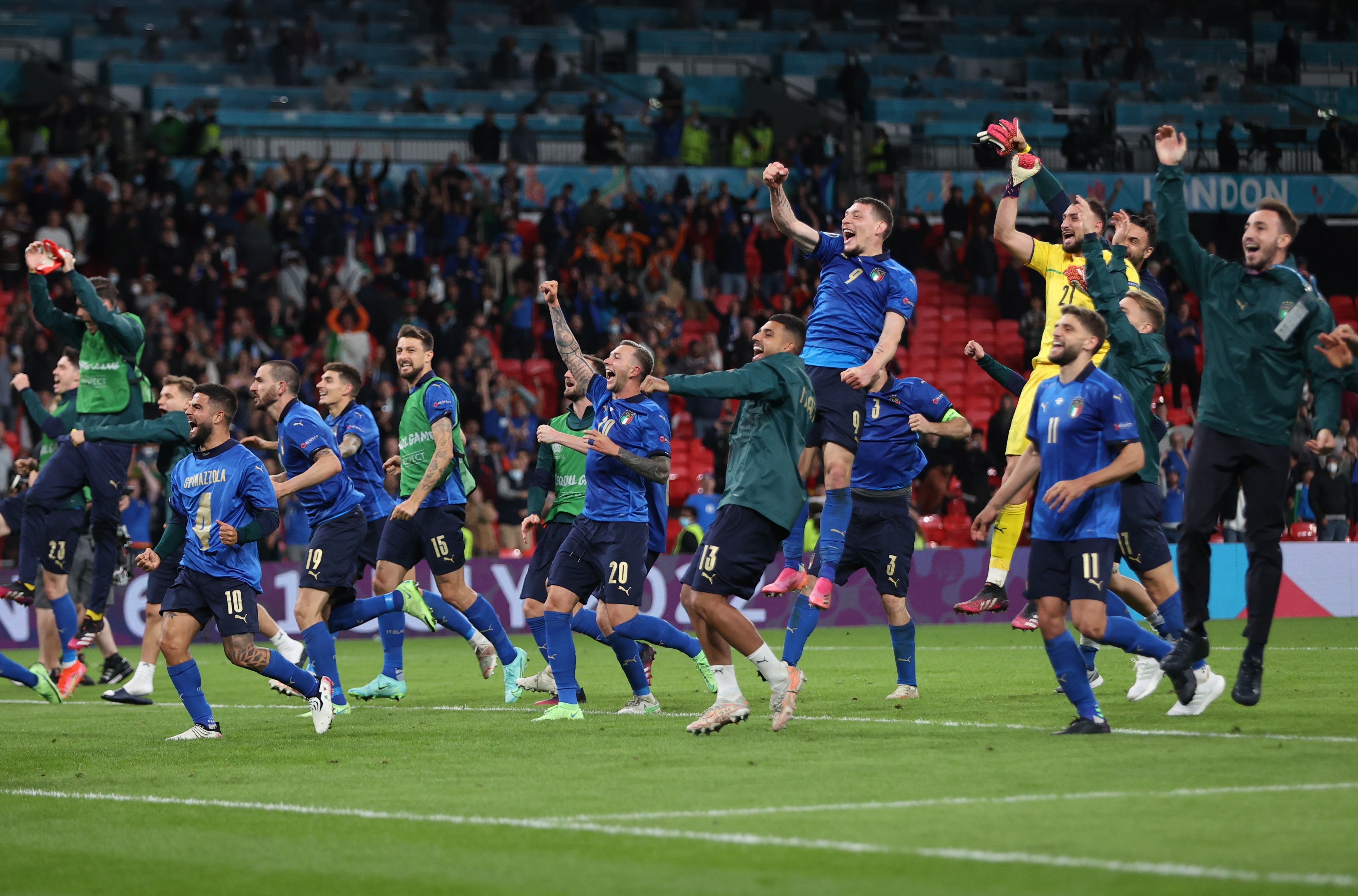 Los juadores de Italia celebran el pase a la final ante Inglaterra después de vencer a España en la tanda de penales. Foto Prensa Libre: EFE.
