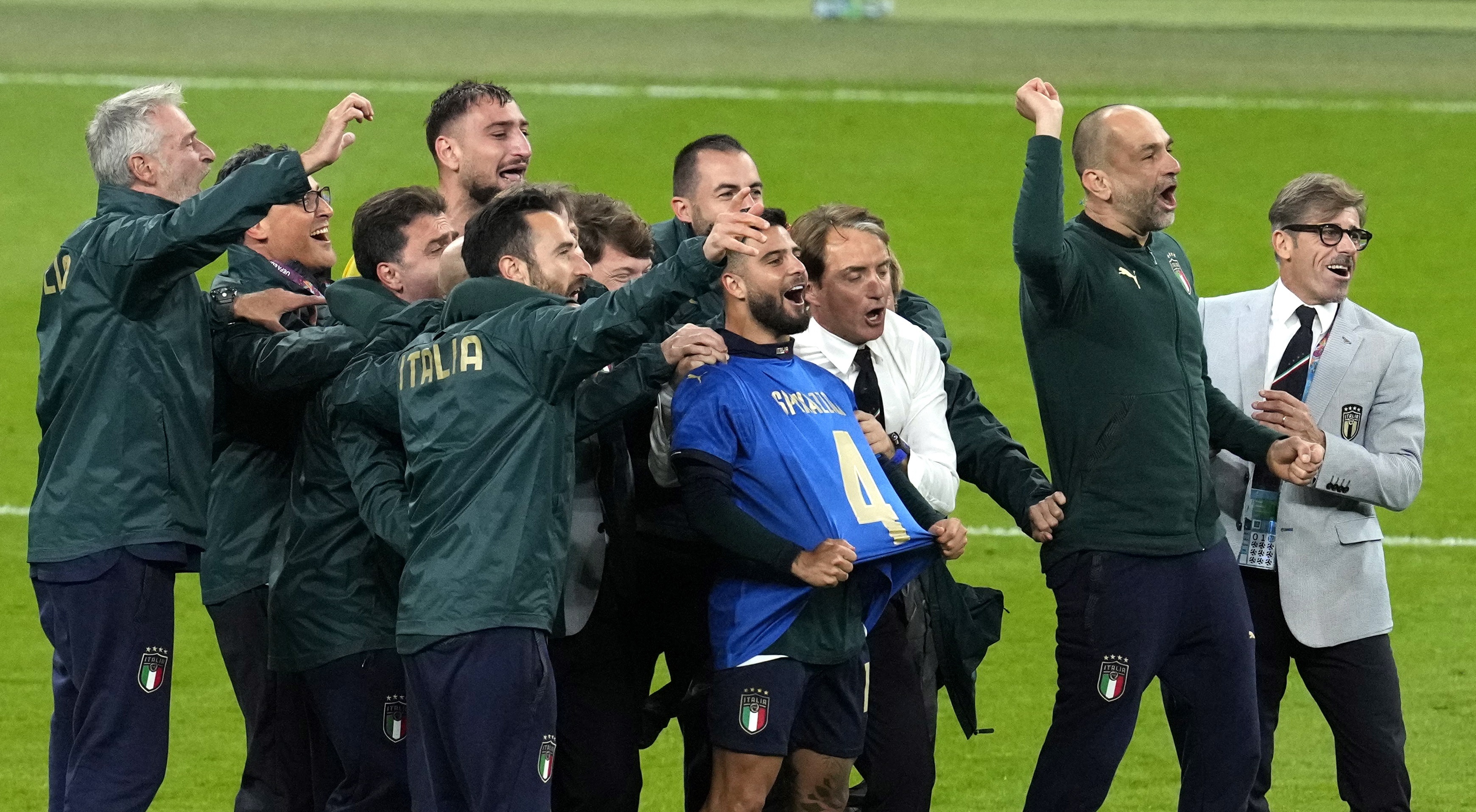 London (United Kingdom), 06/07/2021.- Lorenzo Isigne of Italy wears the No.4 shirt of his injured teammate Leonardo Spinazzola after the team won the UEFA EURO 2020 semi final between Italy and Spain in London, Britain, 06 July 2021. (Italia, España, Reino Unido, Londres) EFE/EPA/Matt Dunham / POOL (RESTRICTIONS: For editorial news reporting purposes only. Images must appear as still images and must not emulate match action video footage. Photographs published in online publications shall have an interval of at least 20 seconds between the posting.)