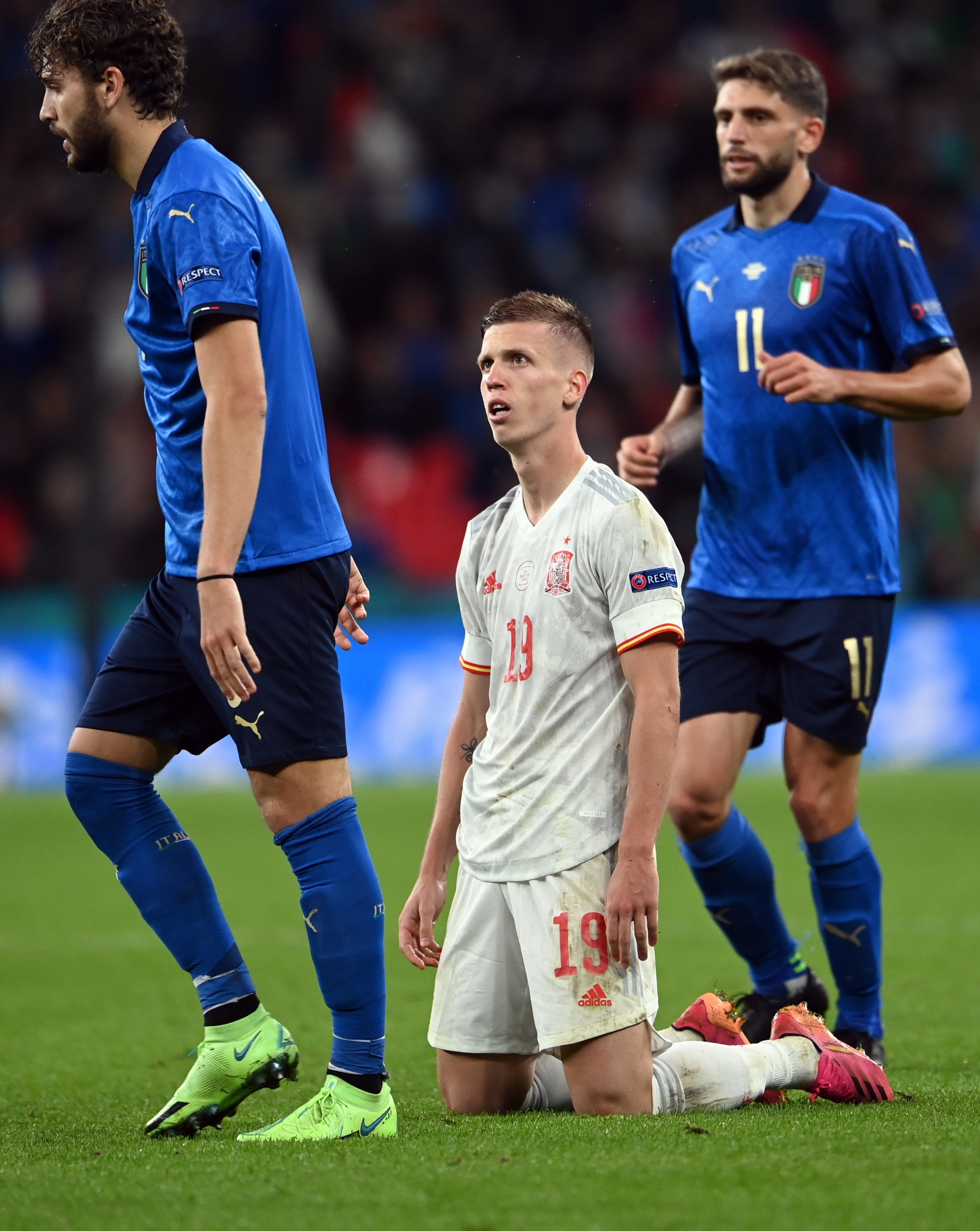 London (United Kingdom), 06/07/2021.- Dani Olmo of Spain (R) reacts during the UEFA EURO 2020 semi final between Italy and Spain in London, Britain, 06 July 2021. (Italia, España, Reino Unido, Londres) EFE/EPA/Andy Rain / POOL (RESTRICTIONS: For editorial news reporting purposes only. Images must appear as still images and must not emulate match action video footage. Photographs published in online publications shall have an interval of at least 20 seconds between the posting.)