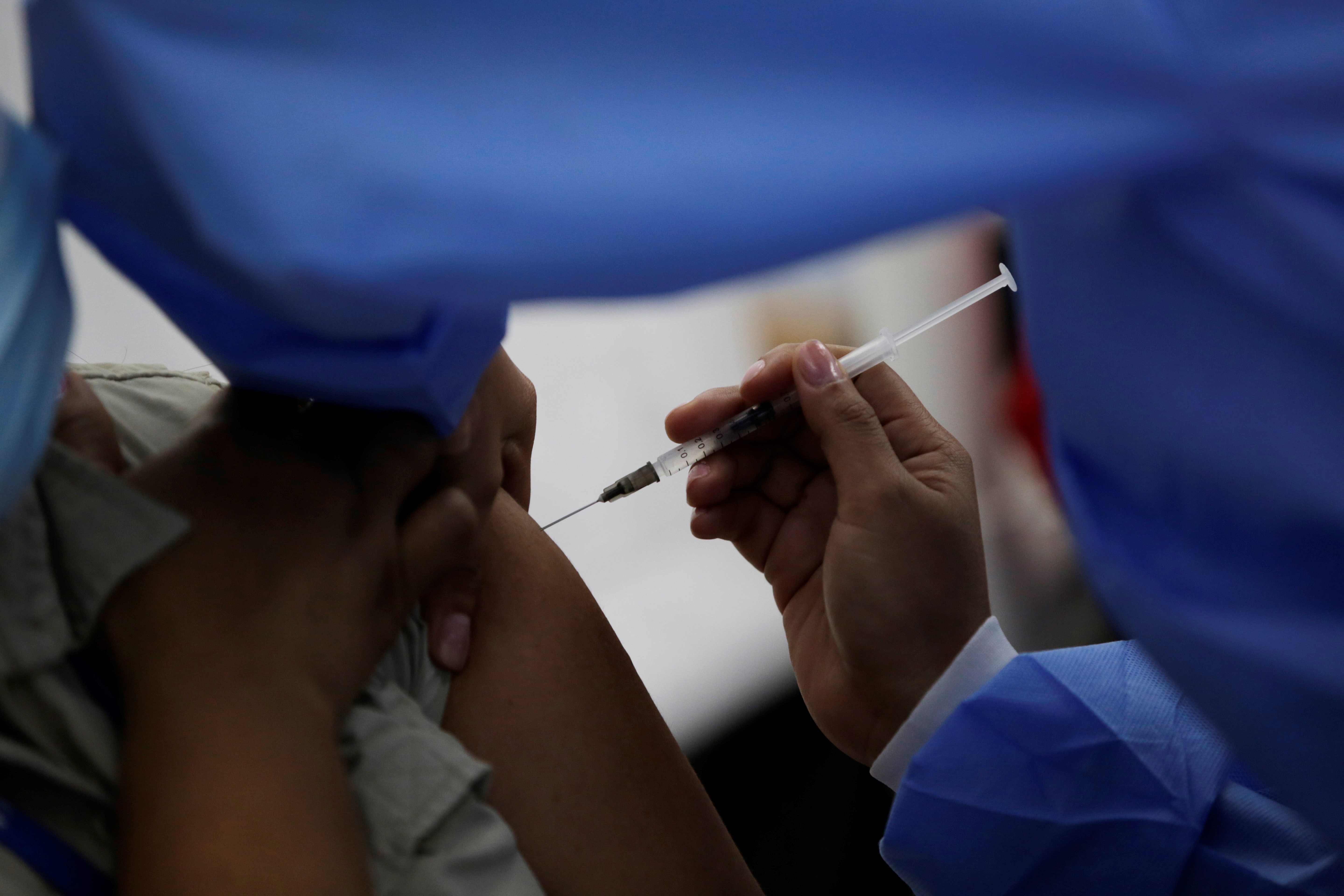 AME615. CIUDAD DE PANAMÁ (PANAMÁ), 06/07/2021.- Una mujer recibe una dosis de la vacuna AstraZeneca contra la covid-19 durante una jornada de vacunación para trabajadores de hoteles, restaurantes y afines hoy, en el centro comercial de Albrook Mall en Ciudad de Panamá (Panamá). Los trabajadores de hoteles y restaurantes de la Ciudad de Panamá comenzaron a ser vacunados este martes contra la covid-19 con la esperanza de una recuperación de su sector, uno de los más golpeado por la severa crisis derivada de la pandemia. EFE/Bienvenido Velasco