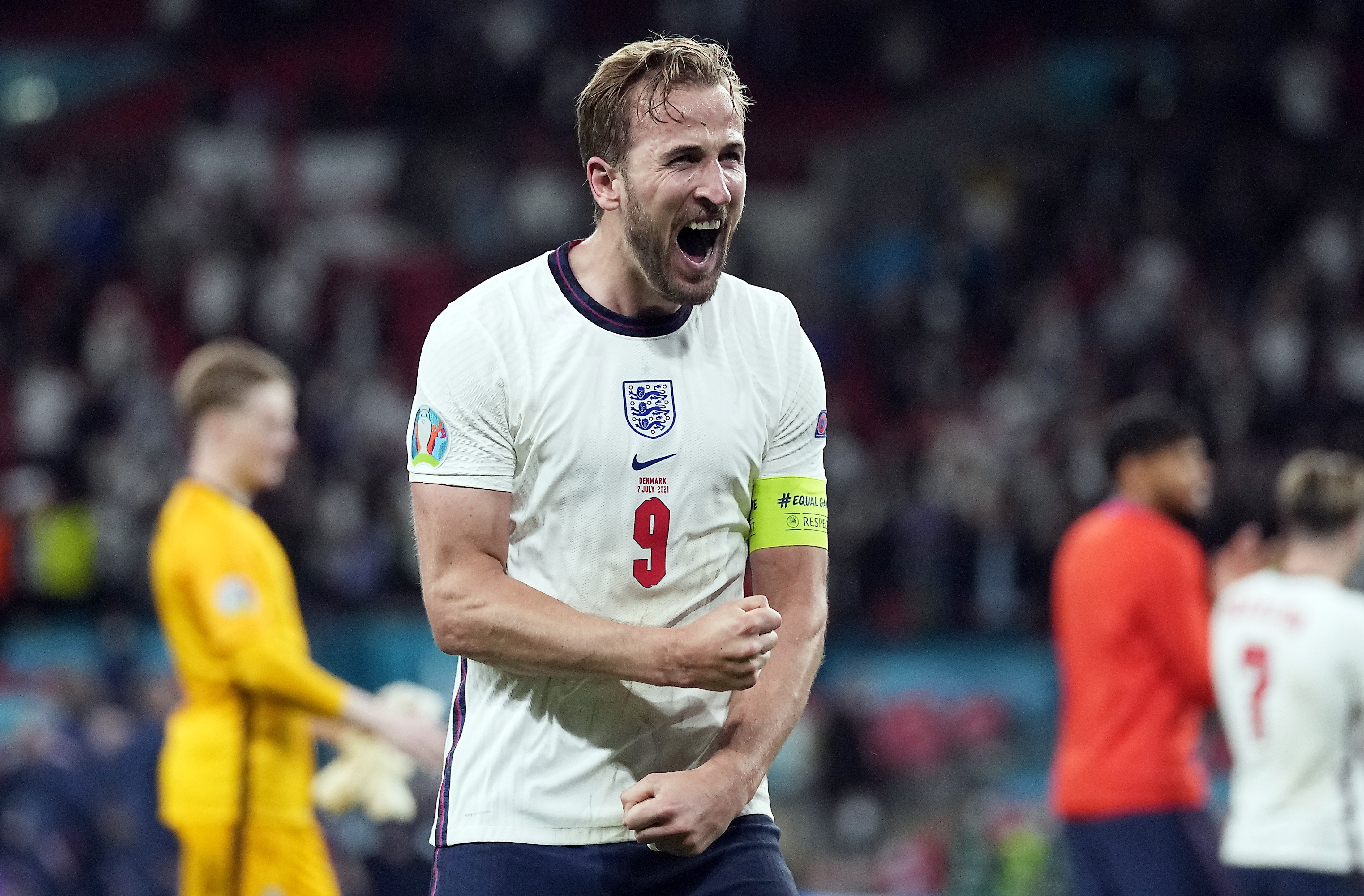 LONDRÉS, 07/07/2021.- El delantero de Inglaterra, Harry Kane, celebra el pase a la final de la Eurocopa de naciones del equipo inglés tras derrotar a Dinamarca en el encuentro de que han disputado hoy miércoles en el estadio de Wembley. EFE/EPA/Frank Augstein/ POOL (RESTRICTIONS: For editorial news reporting purposes only. Images must appear as still images and must not emulate match action video footage. Photographs published in online publications shall have an interval of at least 20 seconds between the posting.)