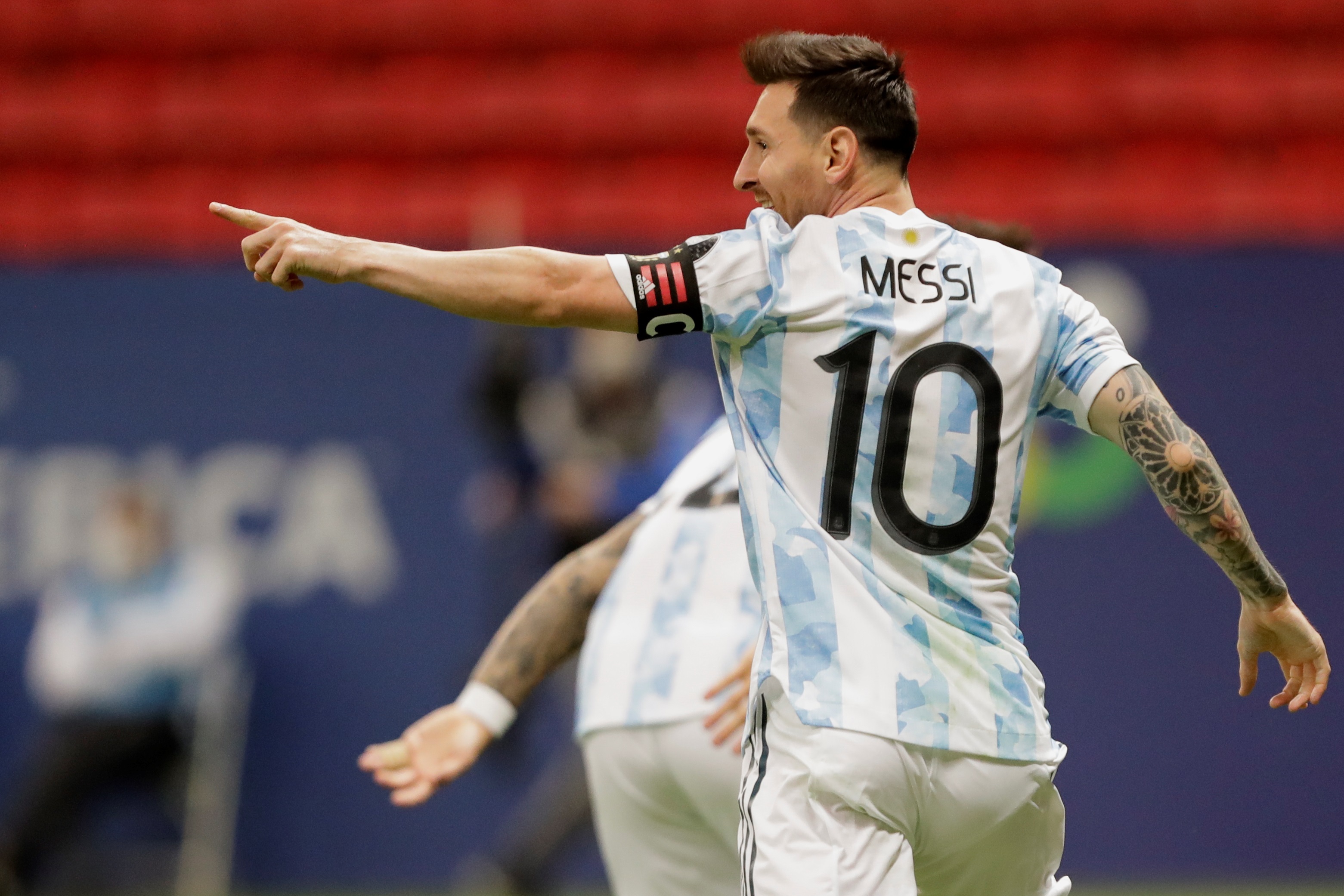 Lionel Messi celebra un gol anotado por Lautaro Martínez ante Colombia, durante las semifinales de la Copa América. (Foto Prensa Libre: EFE)