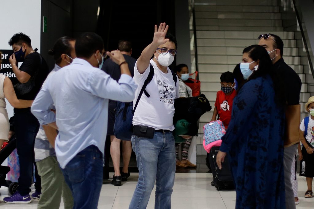 
El editor del periódico salvadoreño "El Faro", el periodista mexicano Daniel Lizárraga (c), se despide antes de abordar en el aeropuerto internacional "San Óscar Arnulfo Romero", en El Salvador. (Foto Prensa Libre: EFE)