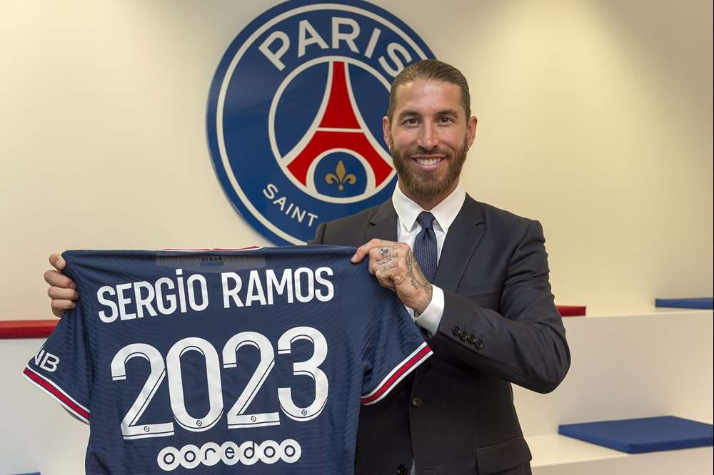 PARÍS (FRANCIA), 08/07/2021.- El defensa internacional español Sergio Ramos posa con una camiseta del Paris Saint-Germain (PSG) tras anunciar el club galo este jueves el fichaje del exjugador del Real Madrid por dos temporadas. EFE/ Paris Saint-Germain SOLO USO EDITORIAL/SOLO DISPONIBLE PARA ILUSTRAR LA NOTICIA QUE ACOMPAÑA (CRÉDITO OBLIGATORIO)