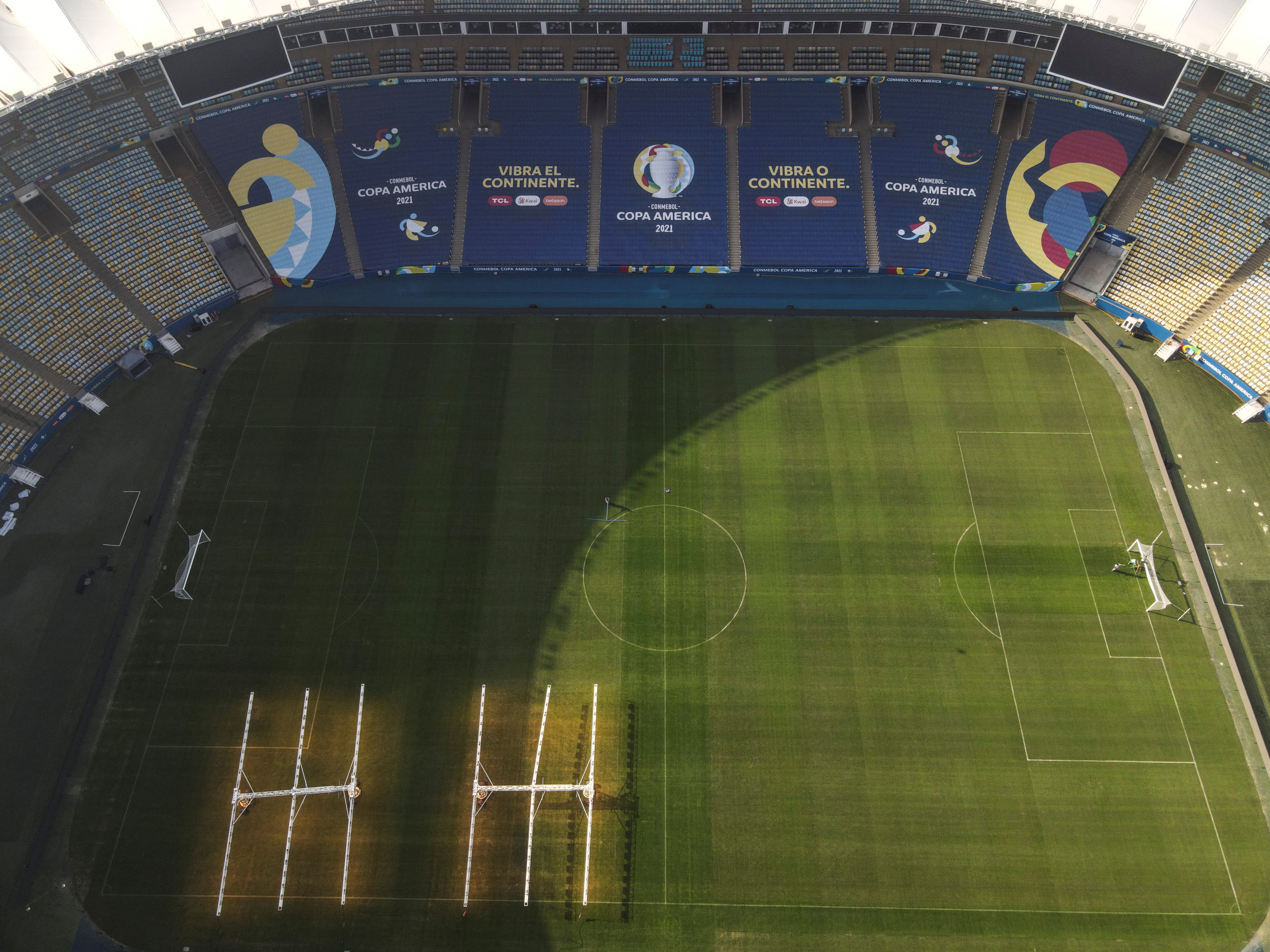 Fotografía tomada con un drone que muestra el estadio Maracaná donde el sábado 10 de julio se jugará el "súper clásico" entre Brasil y Argentina. Definirán el título de la Copa América 2021, en la cuarta final que protagonizarán los dos colosos en el torneo de selecciones más antiguo del mundo. Foto Prensa Libre: EFE.