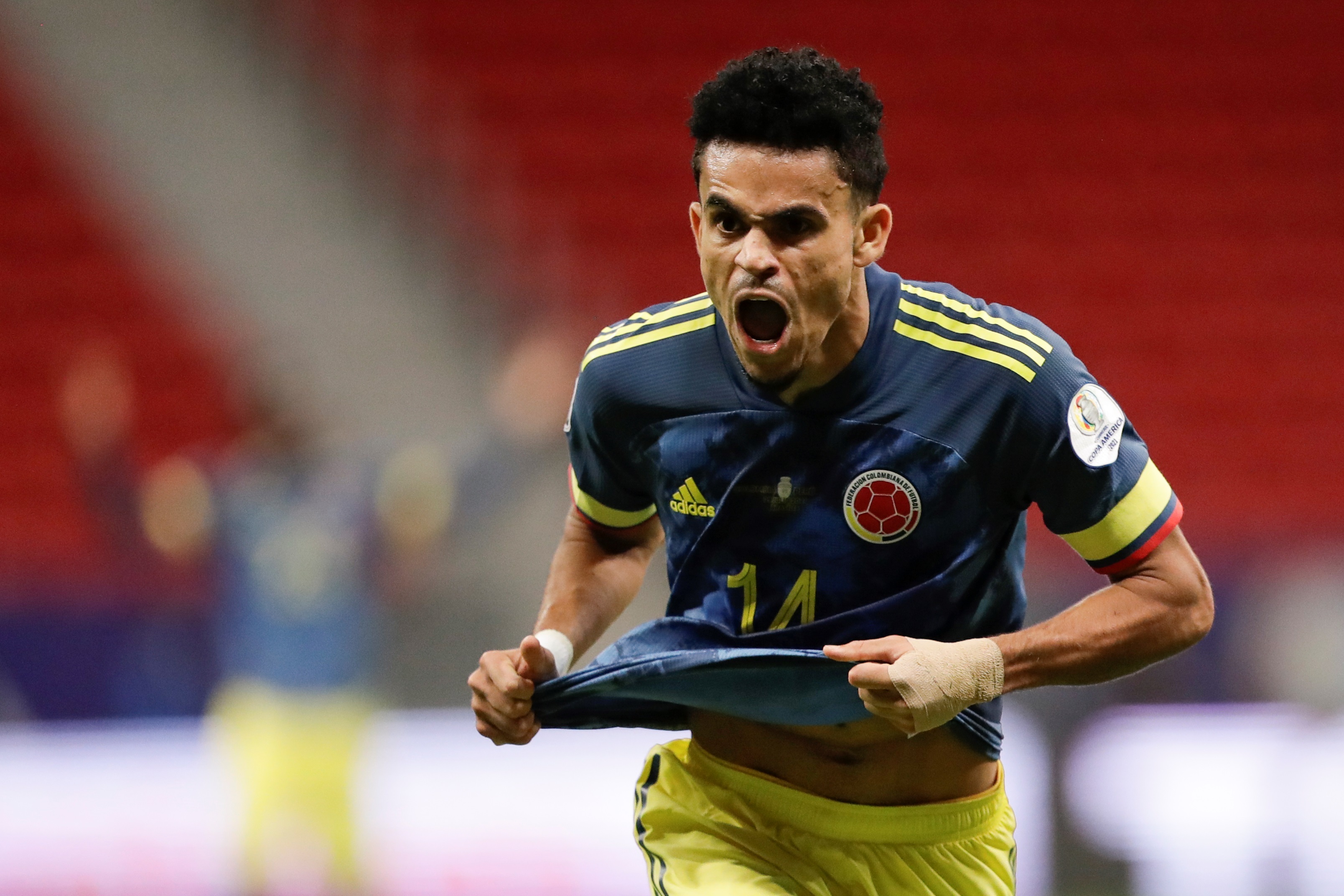 Luis Díaz de Colombia celebra uno de los dos goles que marcó en el partido por el tercer puesto de la Copa América ante Perú en el estadio Mané Garrincha en Brasilia (Brasil). Foto Prensa Libre: EFE.