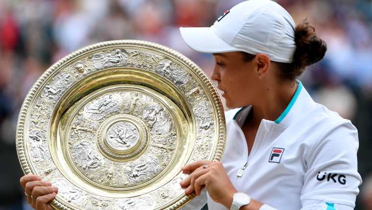 Ashleigh Barty celebra su triunfo ante Karolina Pliskova de República Checa en Wimbledon. (Foto Prensa Libre: EFE)