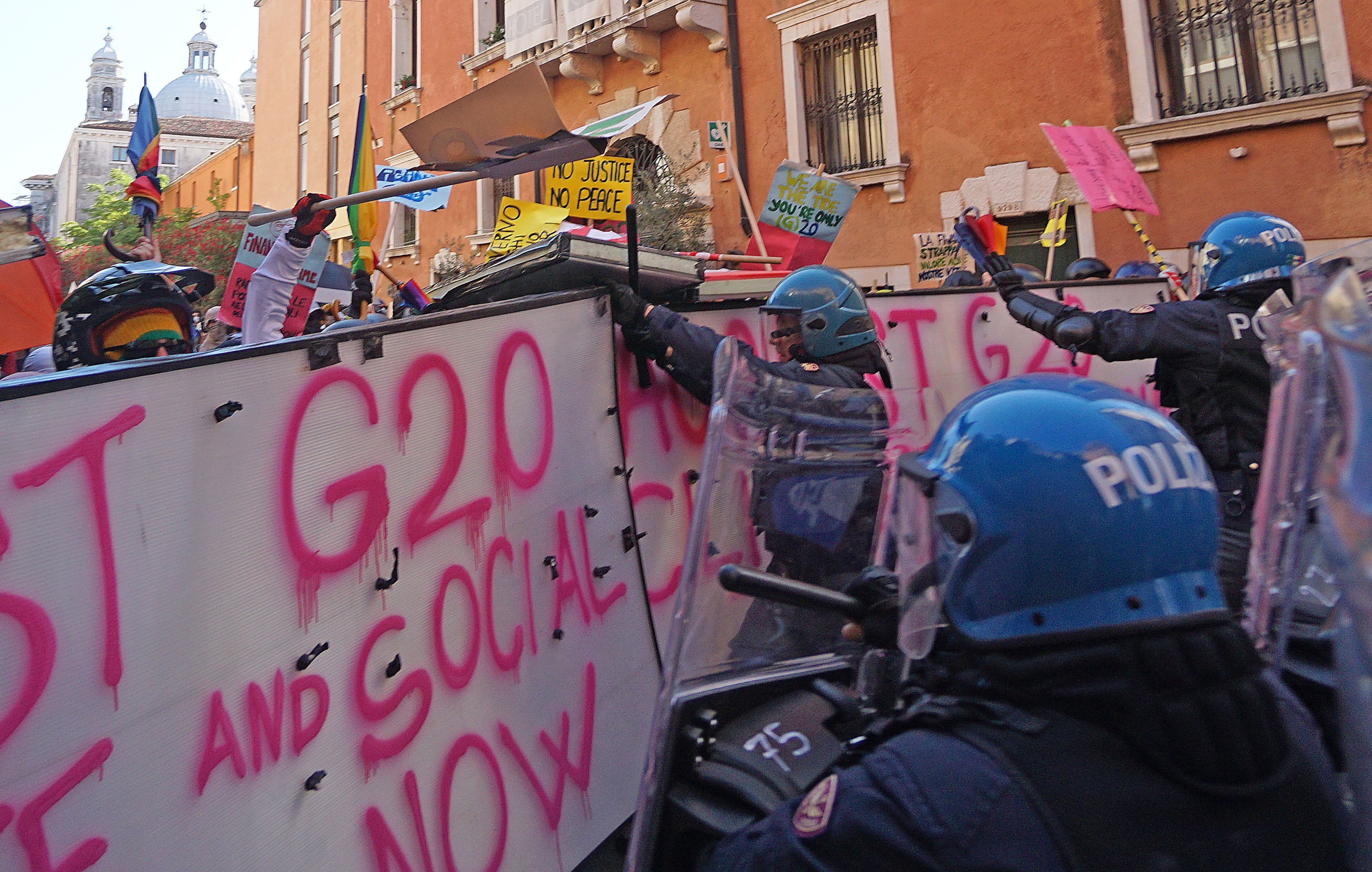 Venice (Italy), 10/07/2021.- Policemen clash with supporters of the movement named 'We are the Tide and you only G20' as they stage the protest against the G20 Economy and Finance summit along the Riva delle Zattere, in Venice, Italy, 10 July 2021. The G20 (or Group of Twenty) Finance Ministers and Central Bank Governors (FMCBG) will gather on 09 and 10 July 2021, for the third time under the Italian G20 Presidency. (Protestas, Italia, Niza, Venecia) EFE/EPA/ANDREA MEROLA