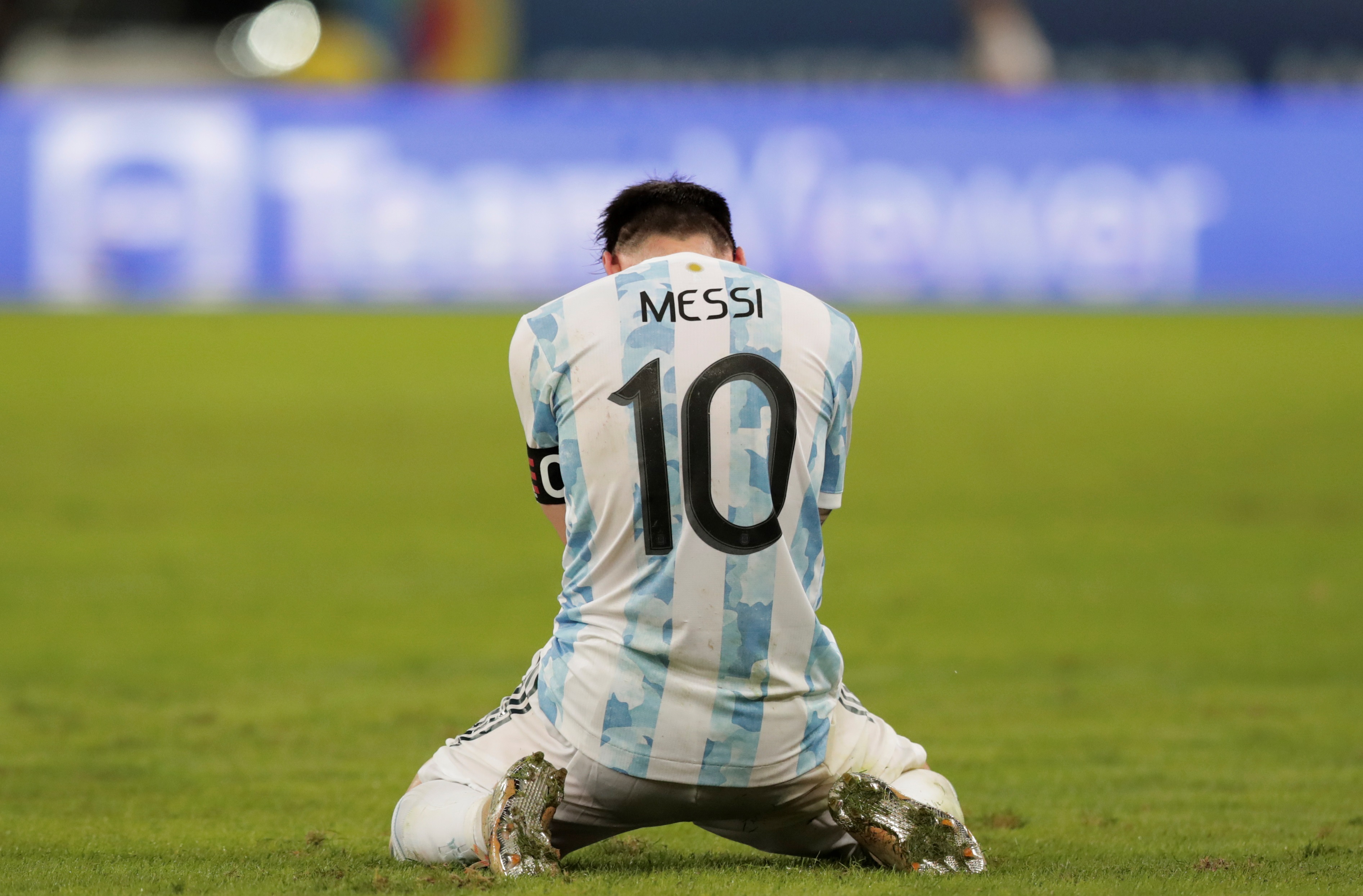 Lionel Messi celebra el triunfo ante Brasil, en la final de la Copa América entre Argentina y Brasil en el estadio Maracana en Río de Janeiro.
 (Foto Prensa Libre: EFE).