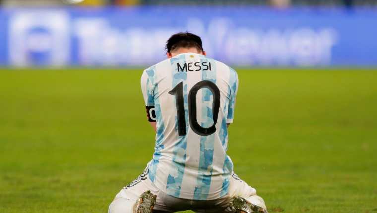 Lionel Messi celebra el triunfo ante Brasil, en la final de la Copa América entre Argentina y Brasil en el estadio Maracana en Río de Janeiro.
 (Foto Prensa Libre: EFE).