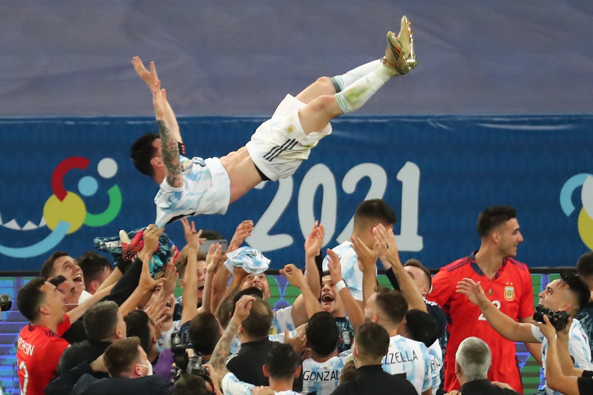 -FOTOGALERÍA- AME1547. RÍO DE JANEIRO (BRASIL), 11/07/2021.- Jugadores de Argentina alzan a su compañero Lionel Messi durante la celebración del triunfo ante Brasil, en la final de la Copa América entre Argentina y Brasil en el estadio Maracana en Río de Janeiro (Brasil). EFE/Sebastiao Moreira