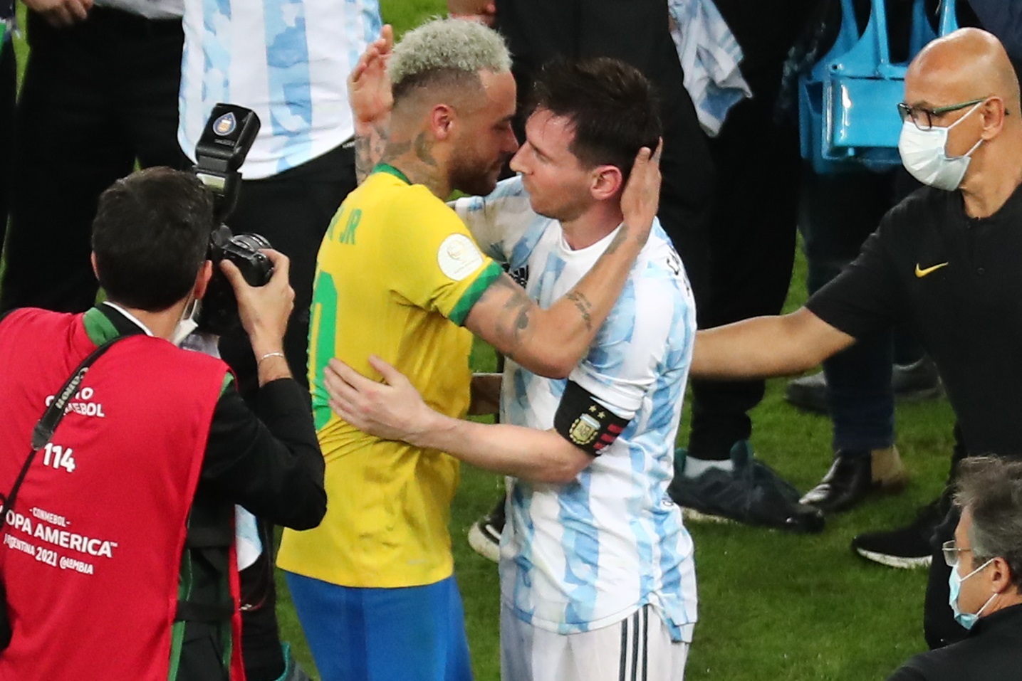 Lionel Messi abraza a Neymar Jr, en la final de la Copa América entre Argentina y Brasil. (Foto Prensa Libre: EFE)