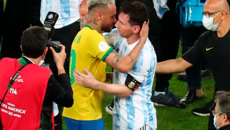 Lionel Messi abraza a Neymar Jr, en la final de la Copa América entre Argentina y Brasil. (Foto Prensa Libre: EFE)