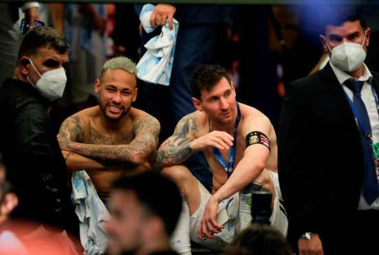 Lionel Messi habla con Neymar tras la final de la Copa América. (Foto Prensa Libre: EFE)