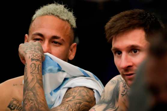 Lionel Messi habla con Neymar tras la final de la Copa América. (Foto Prensa Libre: EFE)
