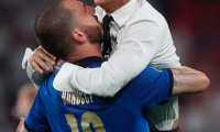 London (United Kingdom), 11/07/2021.- Leonardo Bonucci of Italy and Italy's head coach Roberto Mancini celebrate winning the UEFA EURO 2020 final between Italy and England in London, Britain, 11 July 2021. (Italia, Reino Unido, Londres) EFE/EPA/Carl Recine / POOL (RESTRICTIONS: For editorial news reporting purposes only. Images must appear as still images and must not emulate match action video footage. Photographs published in online publications shall have an interval of at least 20 seconds between the posting.)
