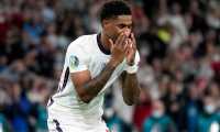 London (United Kingdom), 11/07/2021.- Marcus Rashford of England reacts after missing a penalty during the UEFA EURO 2020 final between Italy and England in London, Britain, 11 July 2021. (Italia, Reino Unido, Londres) EFE/EPA/Frank Augstein / POOL (RESTRICTIONS: For editorial news reporting purposes only. Images must appear as still images and must not emulate match action video footage. Photographs published in online publications shall have an interval of at least 20 seconds between the posting.)