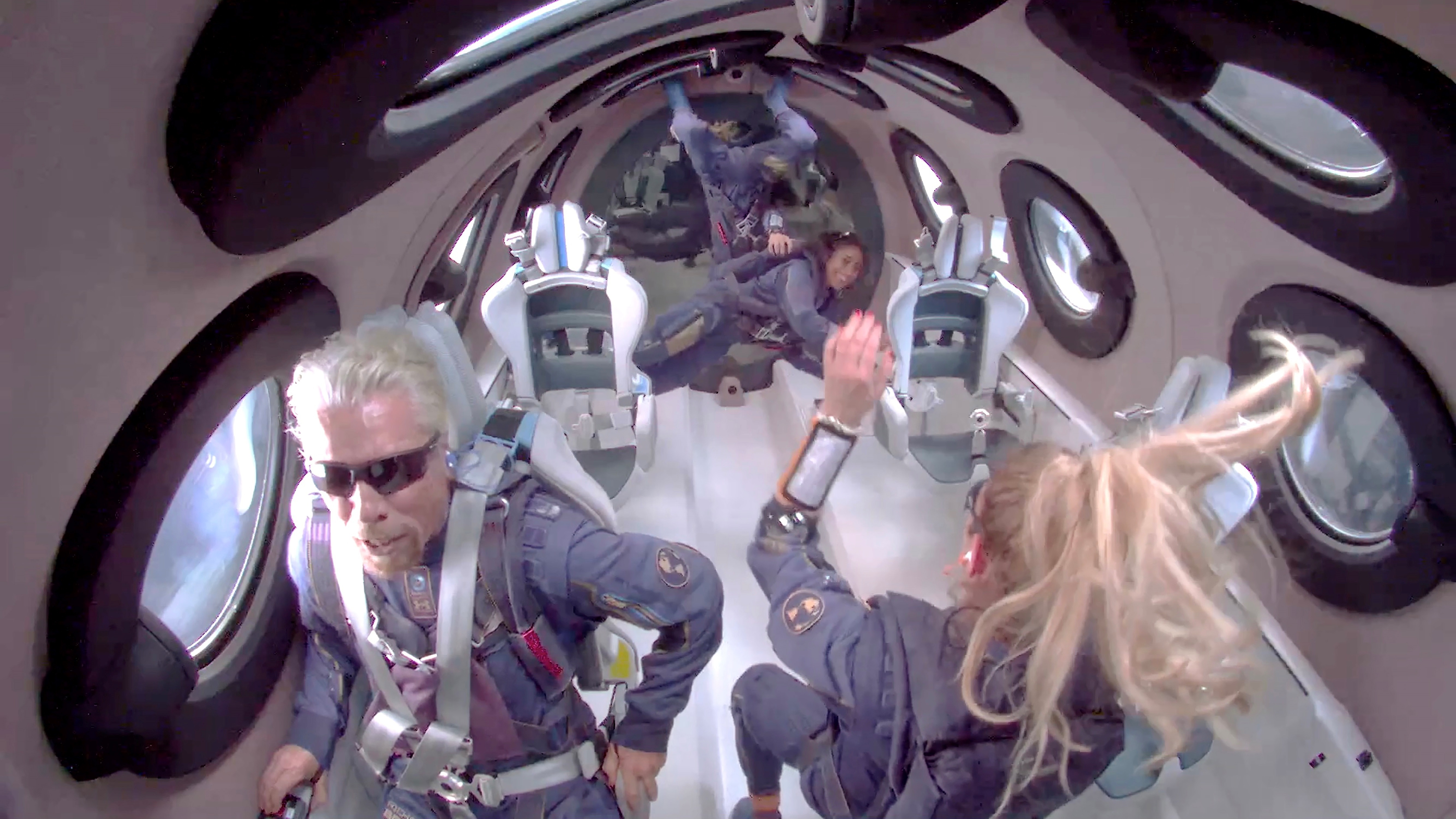 Richard Branson y tripulación celebran la llegada al espacio a bordo de una nave hecha por su compañía. Foto: EFE