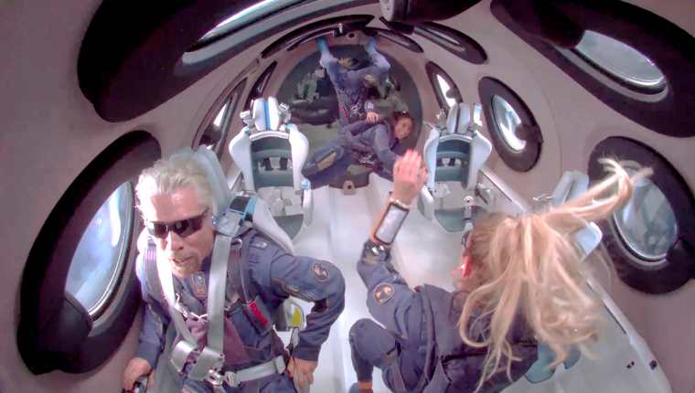 Richard Branson y tripulación celebran la llegada al espacio a bordo de una nave hecha por su compañía. Foto: EFE