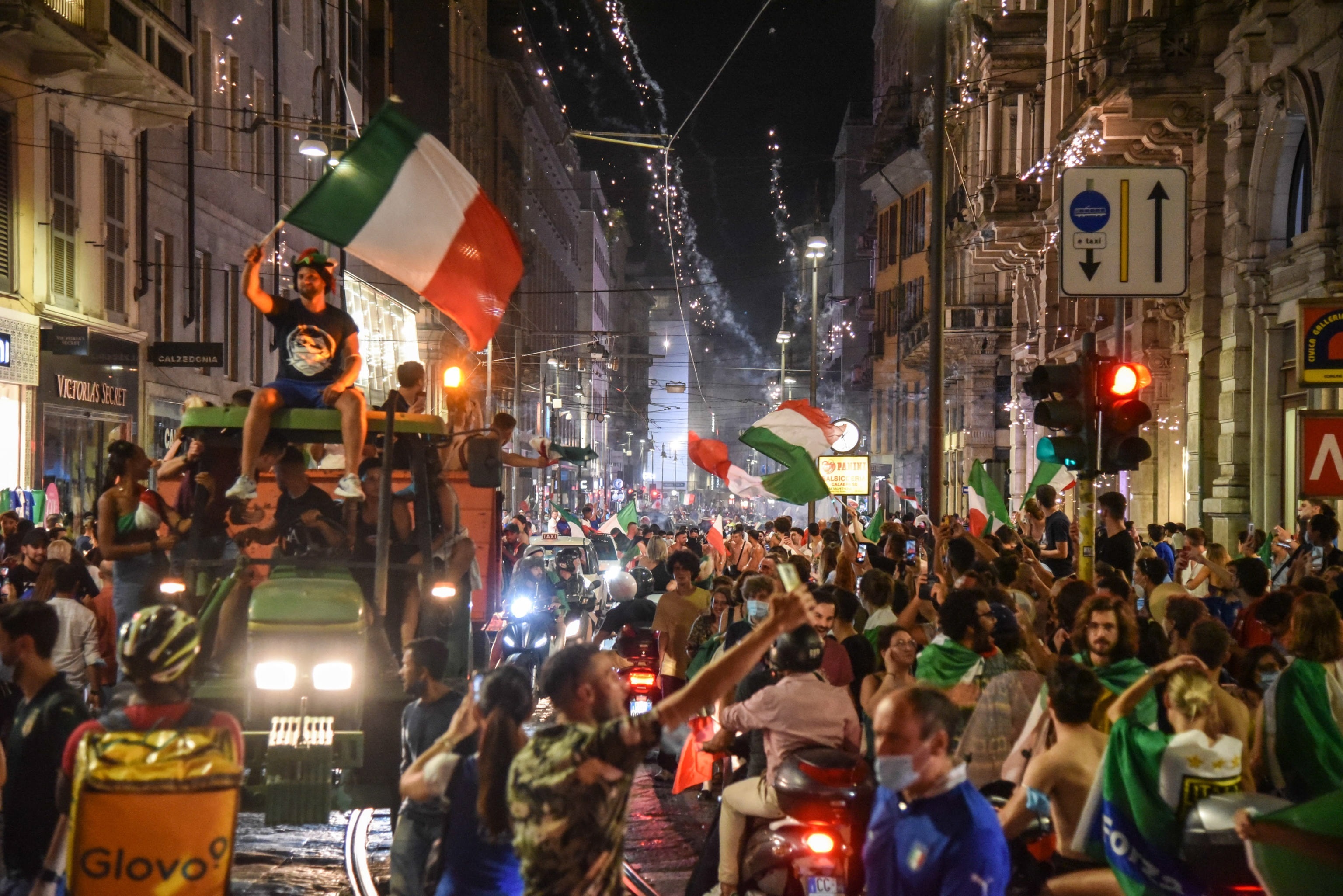 Milan (Italy), 11/07/2021.- Italy'Äôs supporters celebrate their team's victory in the UEFA EURO 2020 Championship at the end of the final against England, played at the Wembley stadium in London; in Milan, Italy, 11 July 2021. (Italia, Londres) EFE/EPA/MATTEO CORNER