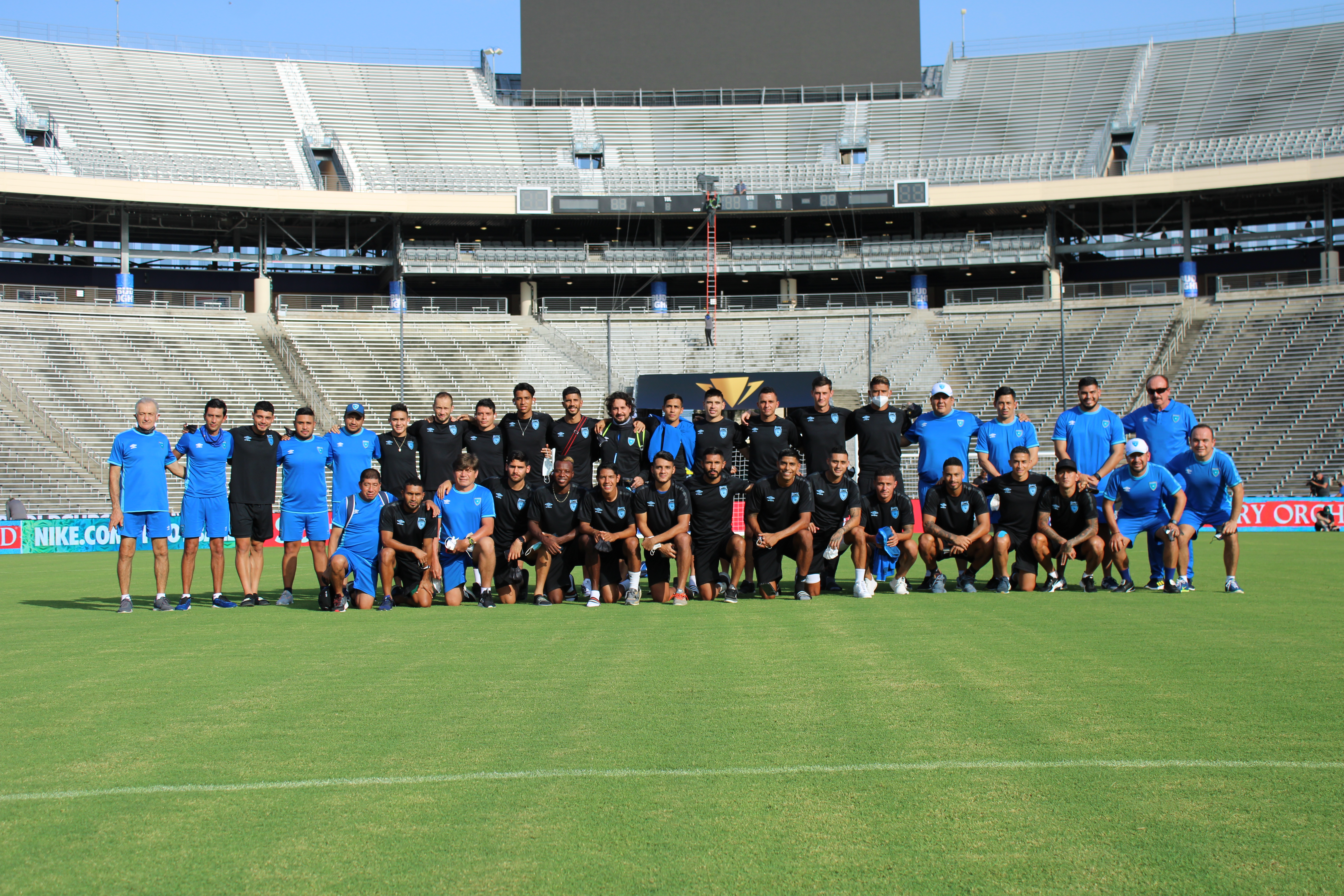 La Selección de Guatemala reconoció la cancha del estadio Cotton Bowl, donde enfrentará a México por la Copa Oro 2021. (Foto Fedefut)