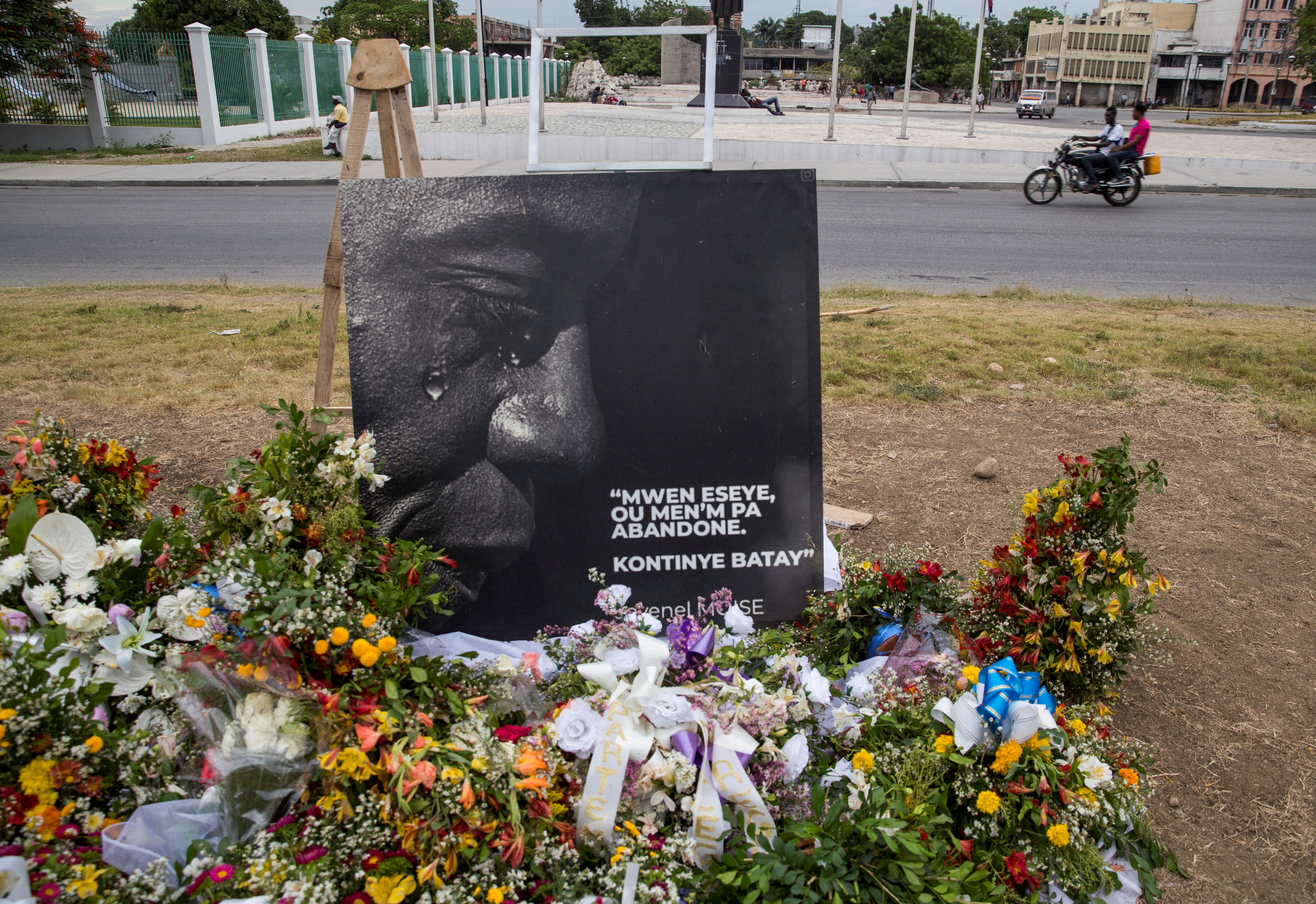 Fotografía que muestra un altar con flores como homenaje al presidente Jovenel Moïse, asesinado el 7 de julio en su domicilio, frente al Palacio Nacional, en Puerto Príncipe, Haití. (Foto Prensa Libre: EFE)