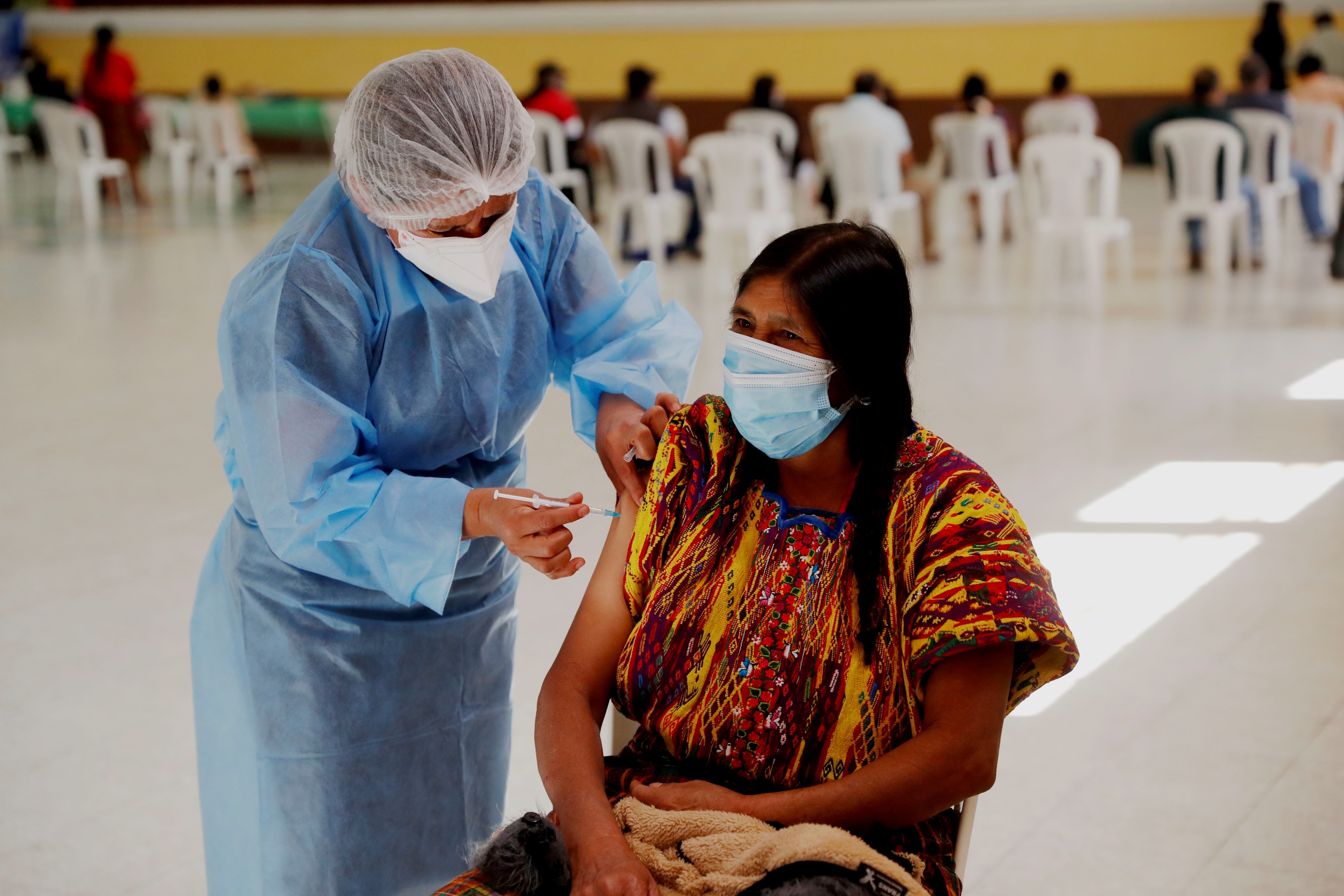 Habitantes de San Juan Sacatepéquez  reciben una dosis de la vacuna contra covid-19 en julio de 2021. (Foto Prensa Libre EFE)