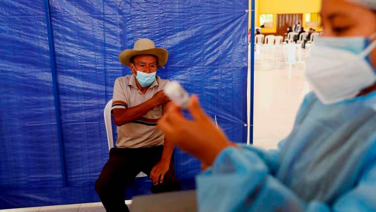 Personas son vacunadas con la segunda dosis de la vacuna AstraZeneca, el 15 de julio de 2021 en San Juan Sacatepéquez. (Foto Prensa Libre: EFE)