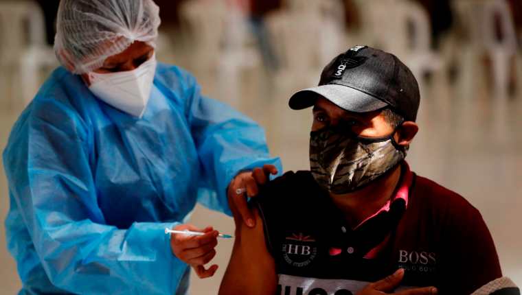 En los últimos días, el aumento de contagios ha dejado cifras cercanas a los 3 mil contagios diarios. (Foto Prensa Libre: EFE)