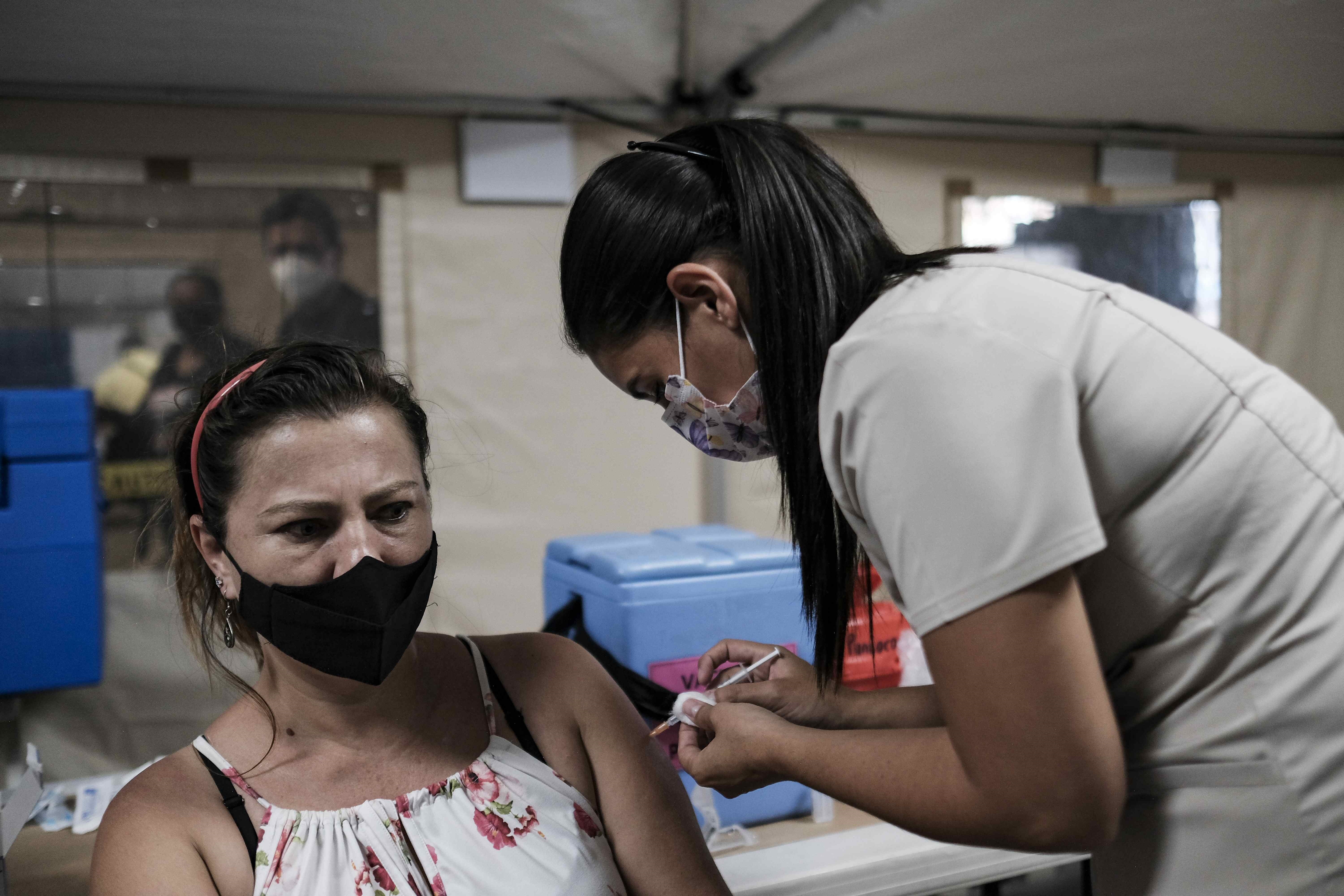 Una mujer recibe la vacuna contra la covid-19  en San José, Costa Rica. (Foto Prensa Libre: EFE)