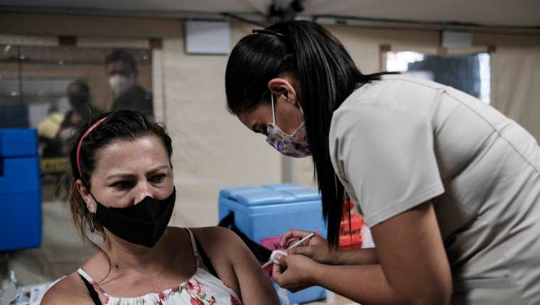 Una mujer recibe la vacuna contra la covid-19  en San José, Costa Rica. (Foto Prensa Libre: EFE)