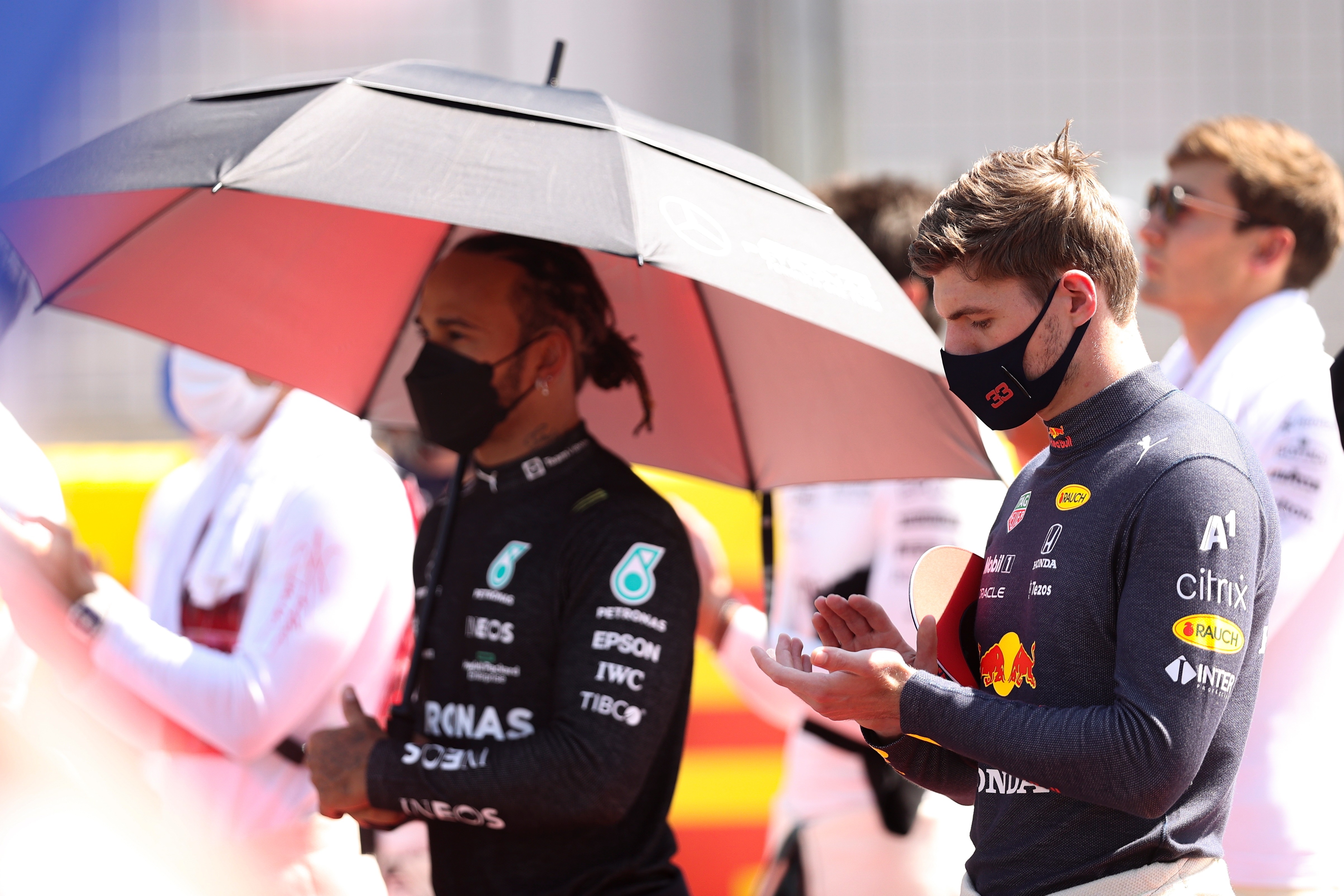 El británico Lewis Hamilton (izquierda) y el neerlandés Max Verstappen (derecha) reaccionan tras el Grand Prix de Gran Bretaña. (Foto Prensa Libre: EFE)
