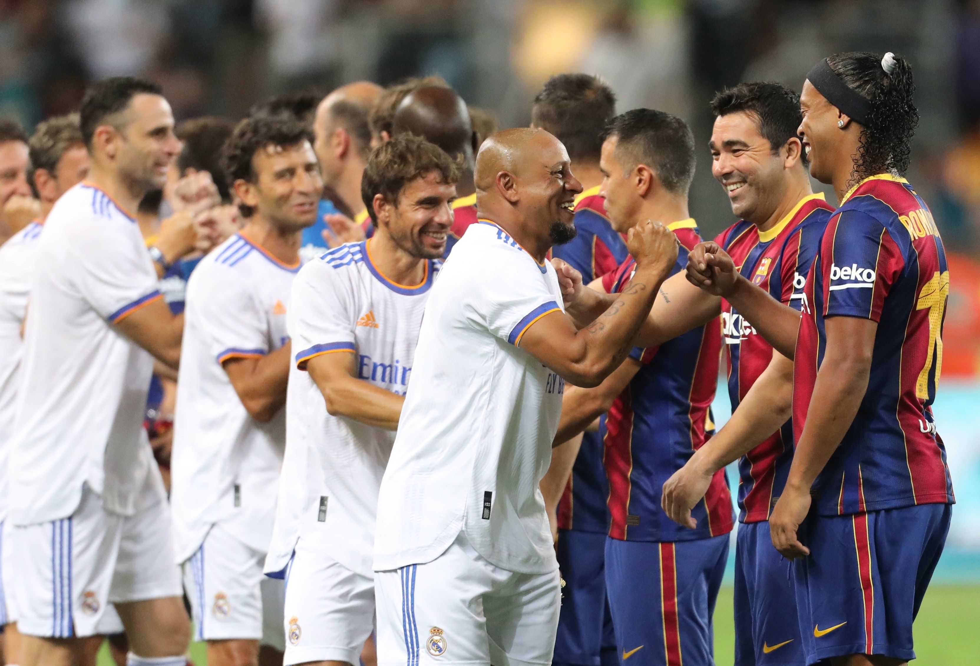 Real Madrid le gana al Barcelona el Clásico de Leyendas y Ronaldinho se roba el show