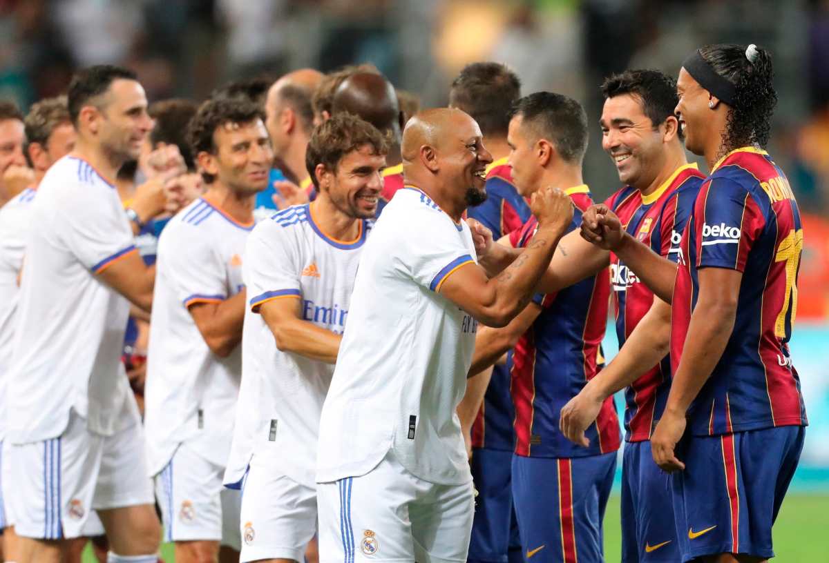 Real Madrid le gana al Barcelona el Clásico de Leyendas y Ronaldinho se roba el show