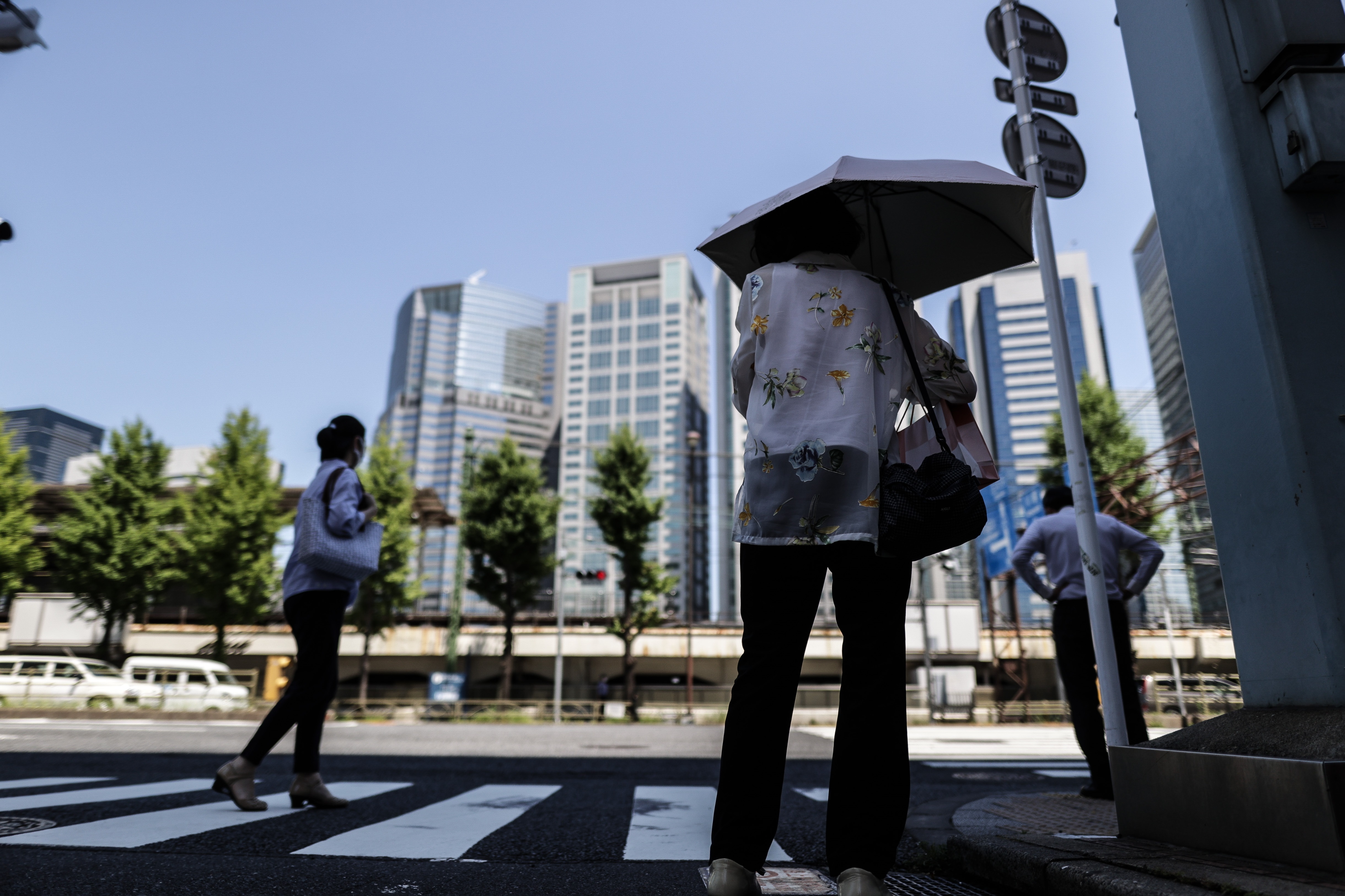 Varias personas caminan este 21 de julio por las calles de Tokio, Japón. Este país hace los últimos  preparativos de la inauguración este viernes 23 de los Juegos Olímpicos. Foto Prensa Libre. EFE.