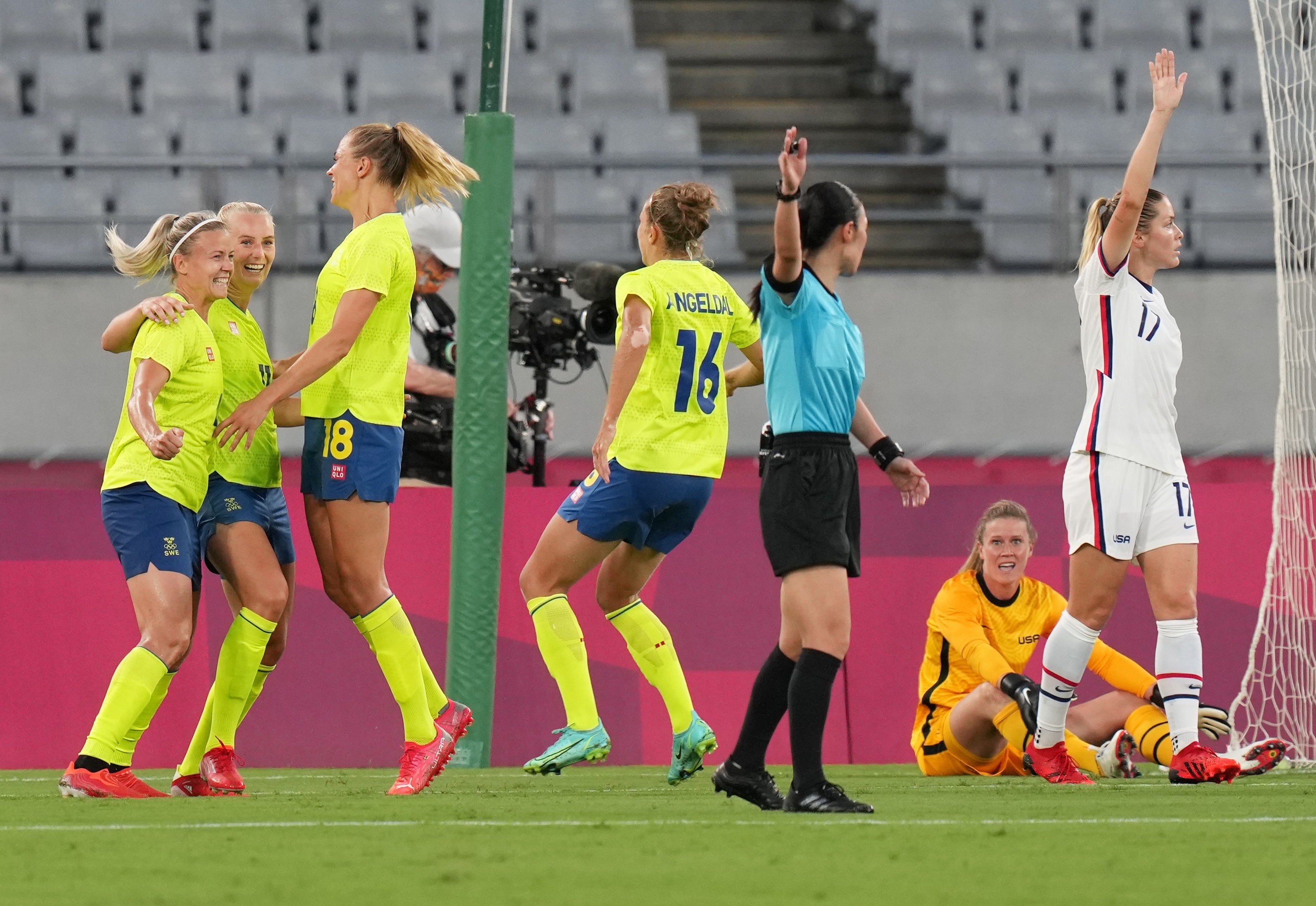 Stina Blackstenius, de Suecia, celebra con sus compañeras uno de los goles contra Estados Unidos, en el duelo de los Juegos Olímpicos de Tokio. (Foto Prensa Libre: EFE).