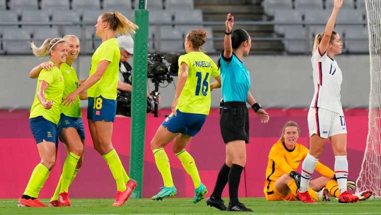 Stina Blackstenius, de Suecia, celebra con sus compañeras uno de los goles contra Estados Unidos, en el duelo de los Juegos Olímpicos de Tokio. (Foto Prensa Libre: EFE).