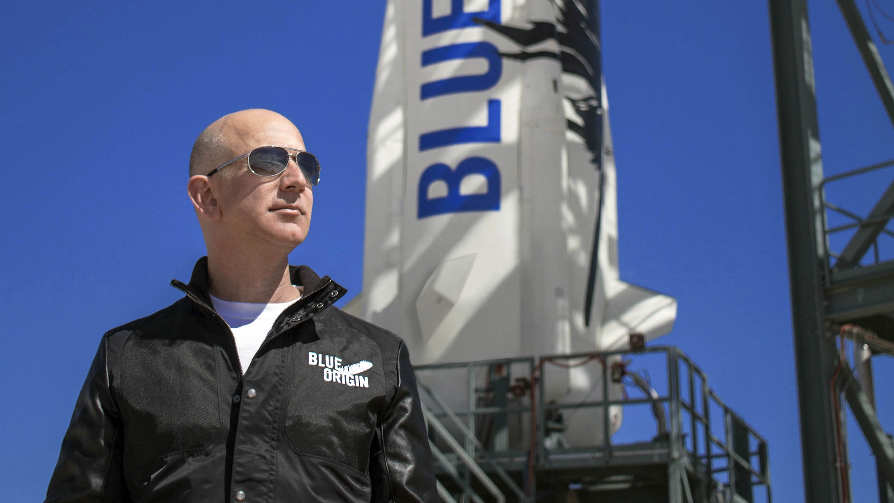 USA968. SAN FRANCISCO (CA, EEUU), 16/07/2021.- Fotografía sin fecha cedida por Blue Origin donde aparece su fundador Jeff Bezos mientras inspecciona las instalaciones de lanzamiento de New Shepard en el oeste de Texas antes del viaje inaugural del cohete. Qué hace con su tiempo libre el hombre más rico del mundo cuando deja su trabajo? Fácil: ¡Viajar al espacio!. Cuando Jeff Bezos se retiró días atrás de Amazon, ya sabía que su próximo gran paso sería dejar atrás el 