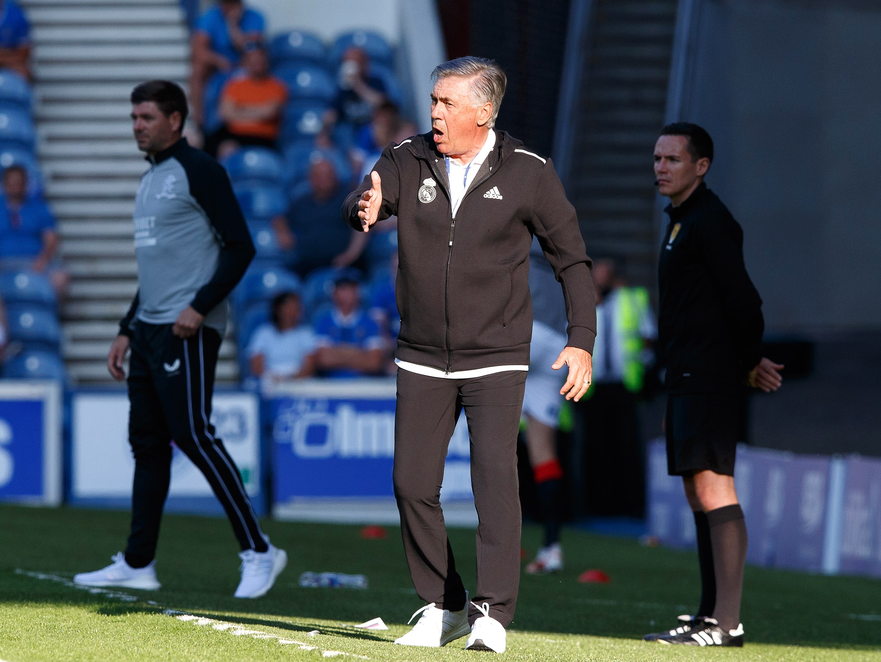 El entrenador del Real Madrid Carlo Ancelotti (C) dirige durante un partido de pretemporada en Glasgow ante el Rangers. Foto Prensa Libre: EFE.