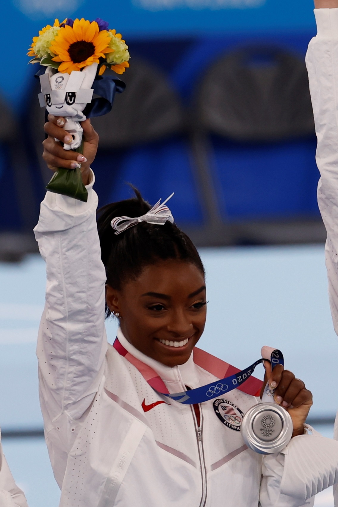 EVE1802. TOKIO, 27/07/2021.- La estadounidense Simone Biles celebra en el podio tras conseguir la medalla de plata en la final femenina por equipos de Gimnasia Artística durante los Juegos Olímpicos 2020, este martes en el Centro de Gimnasia de Ariake de Tokio (Japón). EFE/ Alberto Estévez