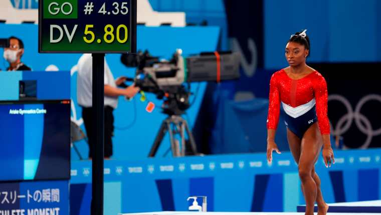 Simone Biles de Estados Unidos durante su participación en los eventos de gimnasia artística de los Juegos Olímpicos de Tokio.  Foto Prensa Libre: EFE.