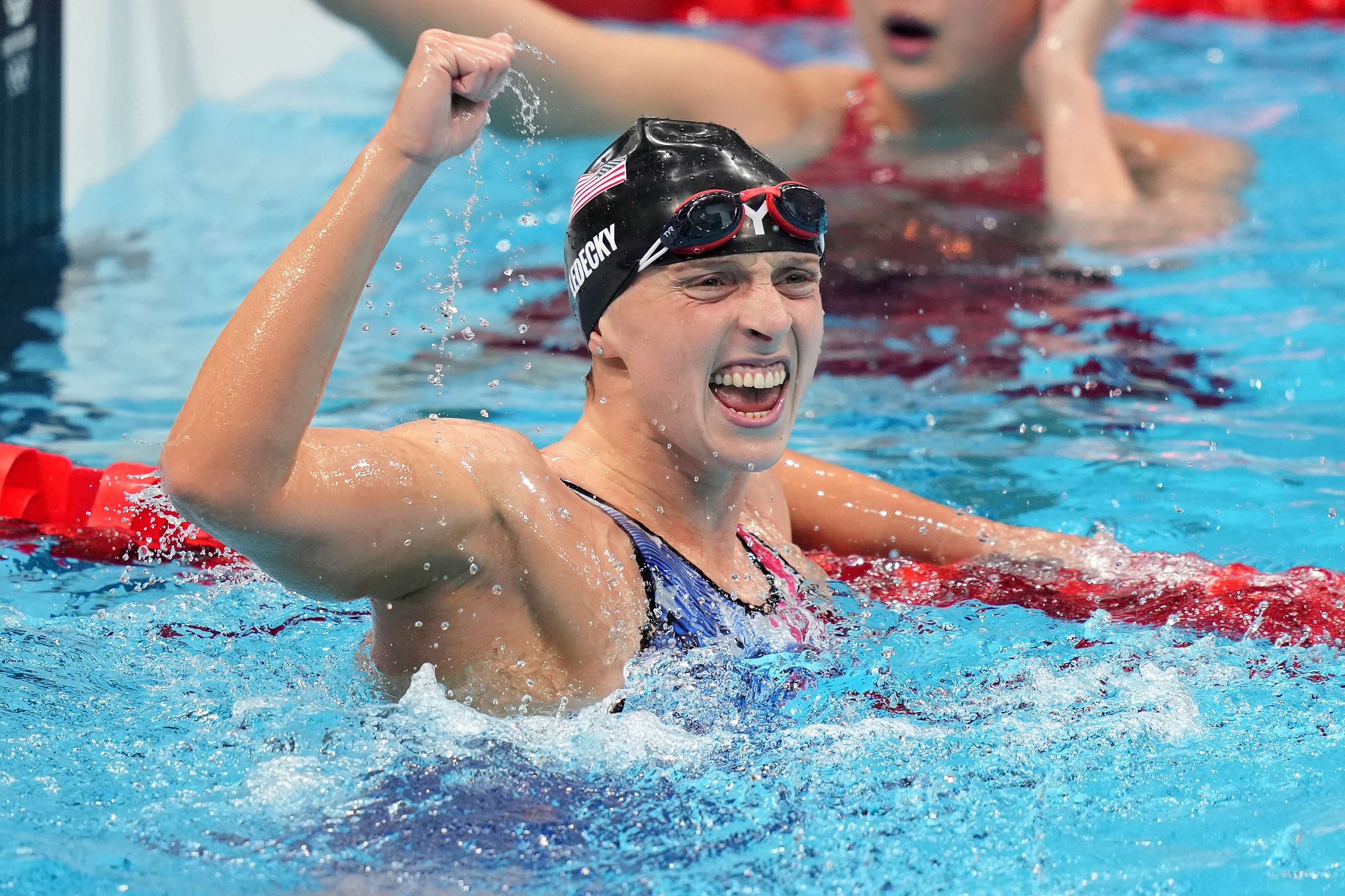 Katie Ledecky, nadadora estadounidense, celebra la medalla de oro. (Foto Prensa Libre: EFE)