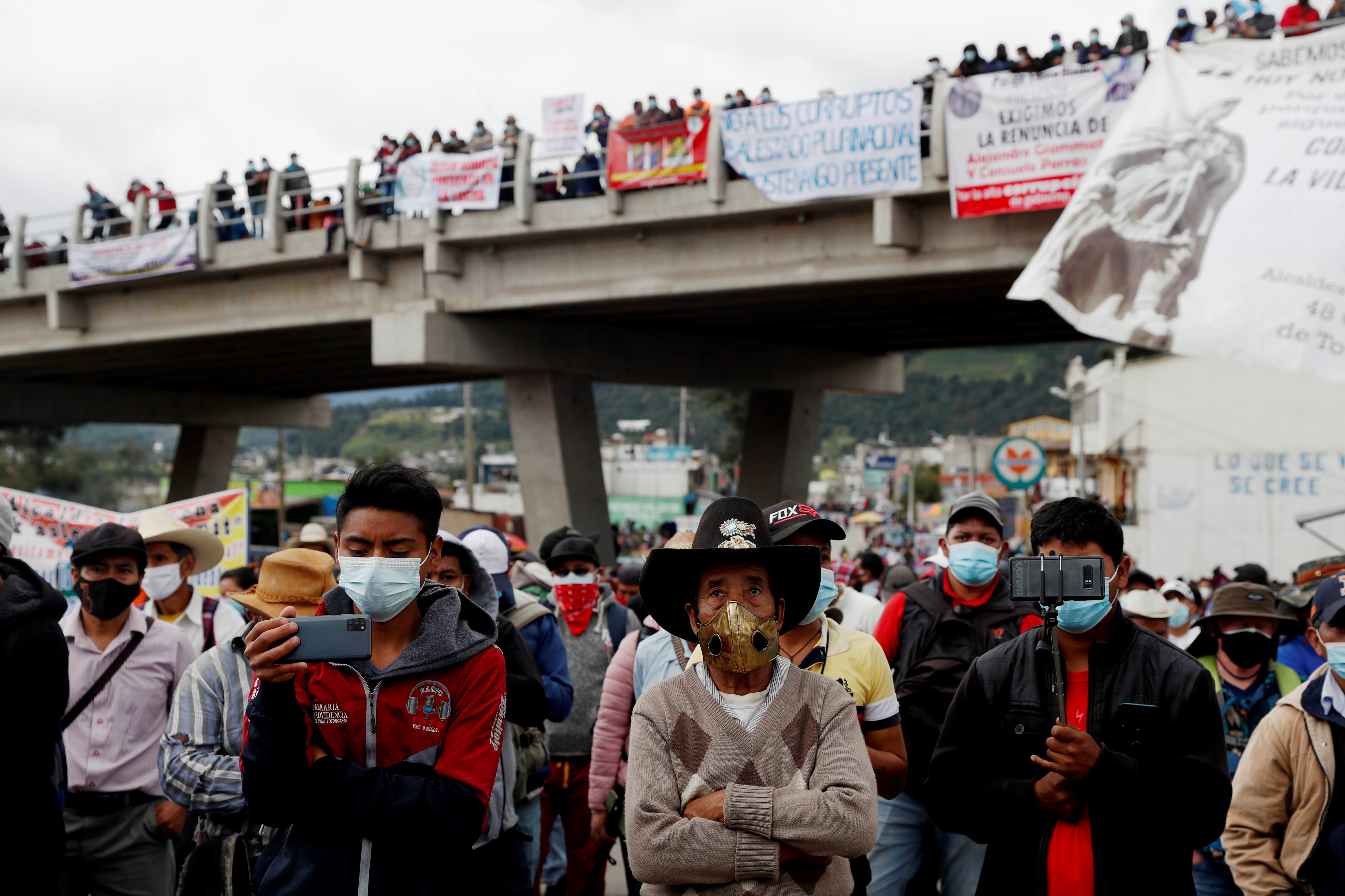 GU4014. TOTONICAPÁN (GUATEMALA), 29/07/2021.- Miles de integrantes de los 48 Cantones hacen un bloqueo de la carretera Interamericana en San Cristobal, Totonicapán en una convocatoria a paro nacional en protesta contra el presidente Alejandro Giammattei, y la fiscal general de Guatemala, Consuelo Porras, quien destituyó al fiscal anticorrupción Francisco Sandoval la semana pasada. EFE/Esteban Biba