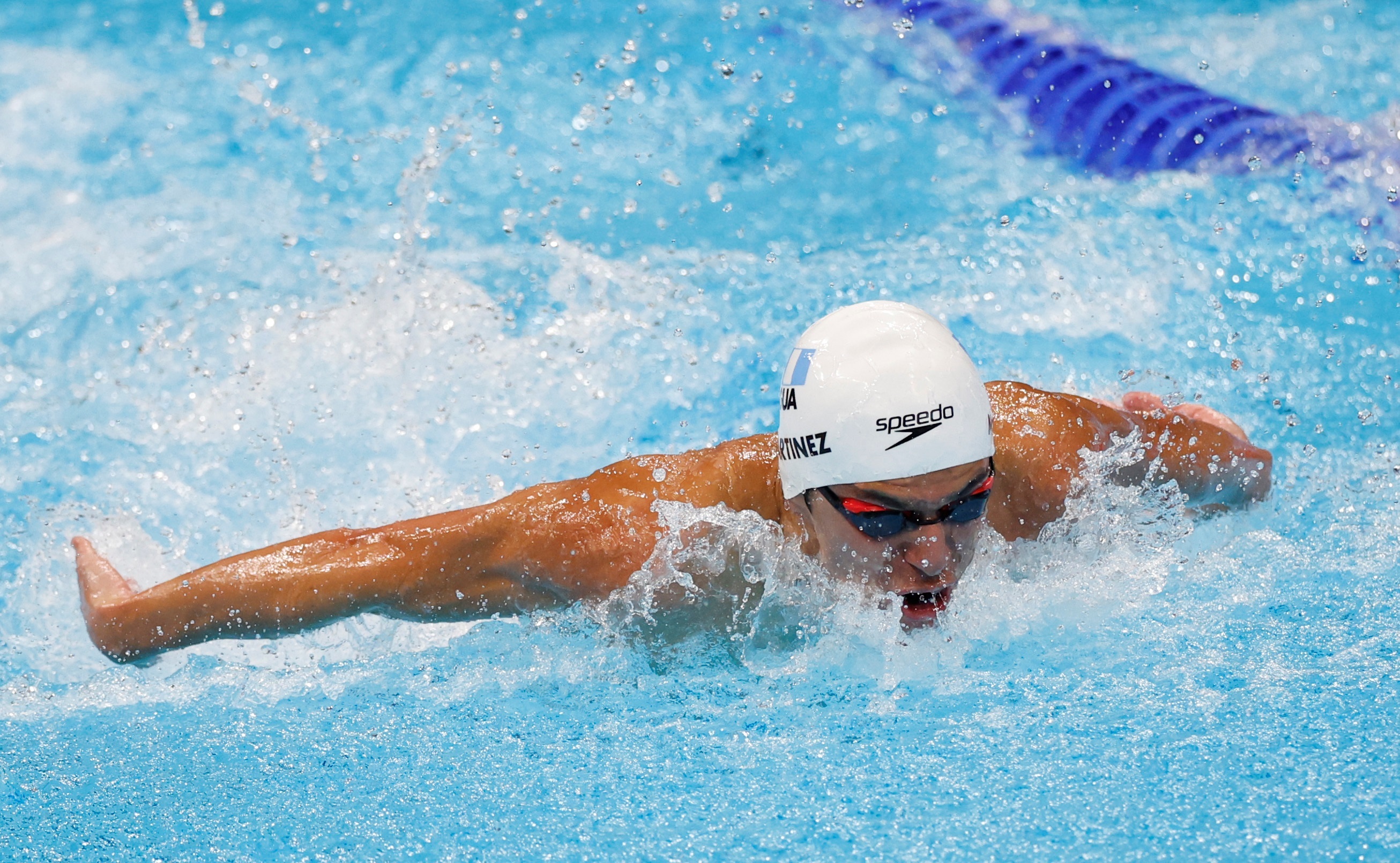 Luis Carlos Martínez durante la semifinal de los 100 metros mariposa. (Foto Prensa Libre: EFE)