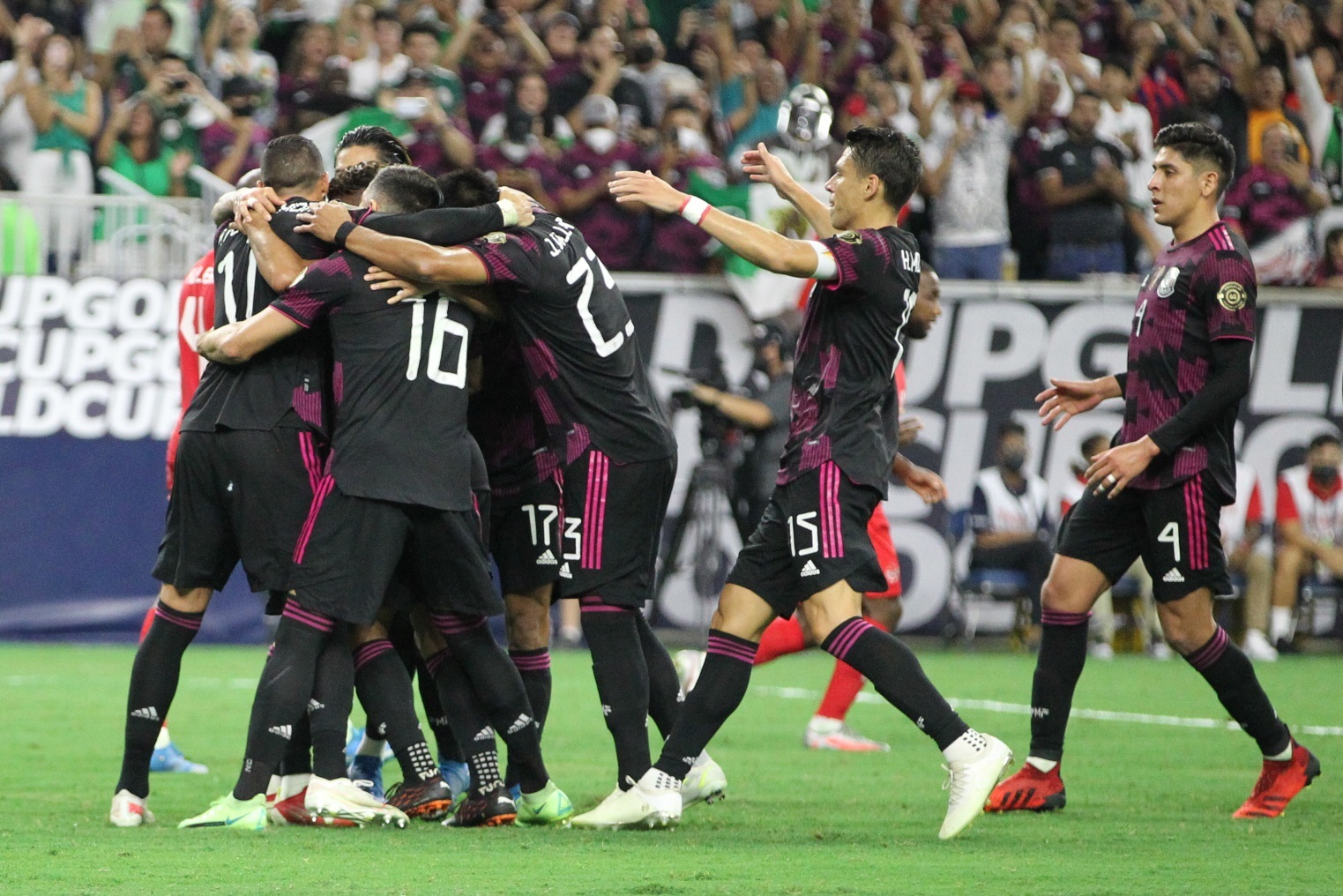 México derrota a Canadá y avanza a la final de la Copa Oro (el gol de último minuto, los penales y la trifulca)