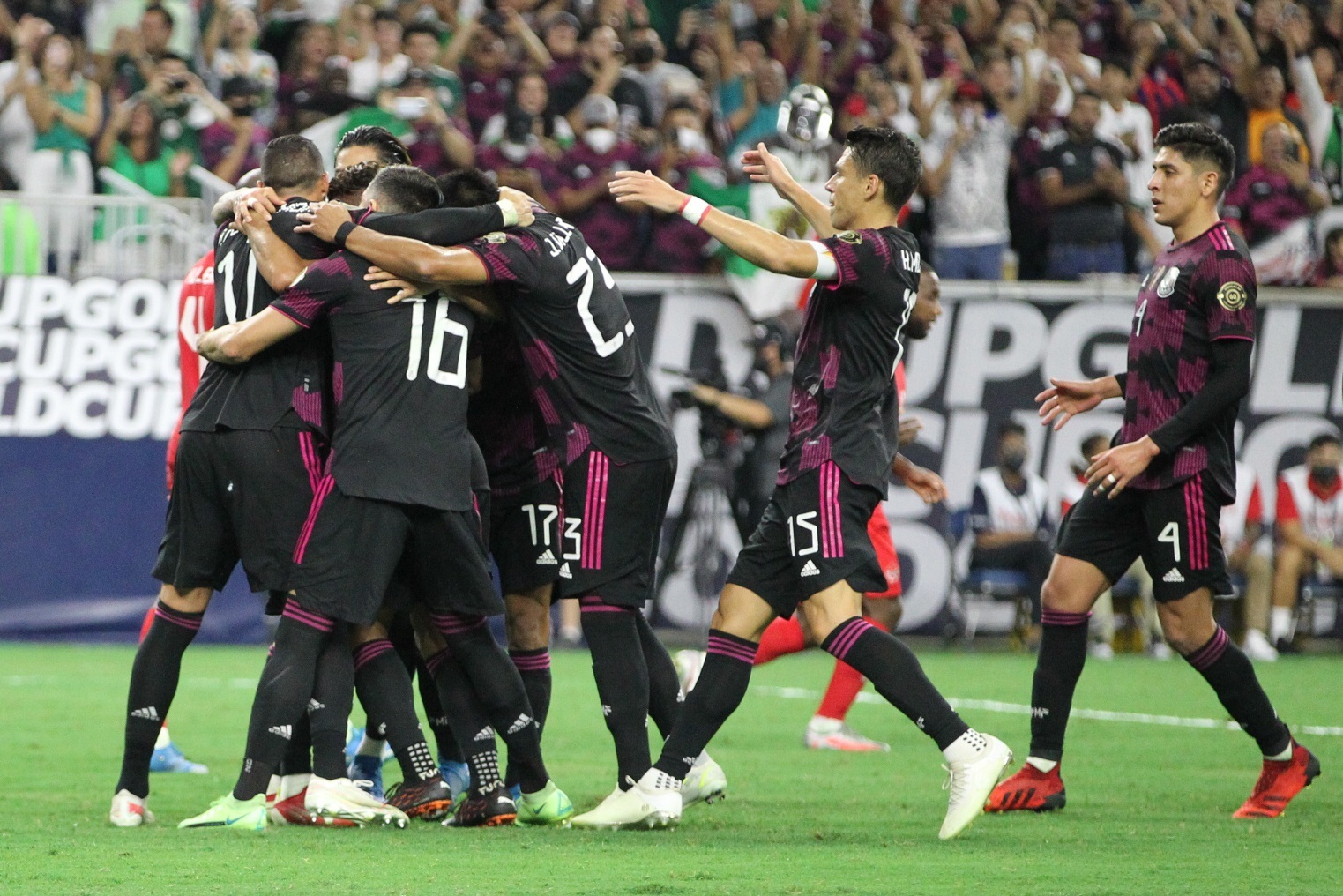 Los jugadores de México celebran tras clasificar a la final de la Copa de Oro tras vencer a Canadá. (Foto Prensa Libre: EFE)