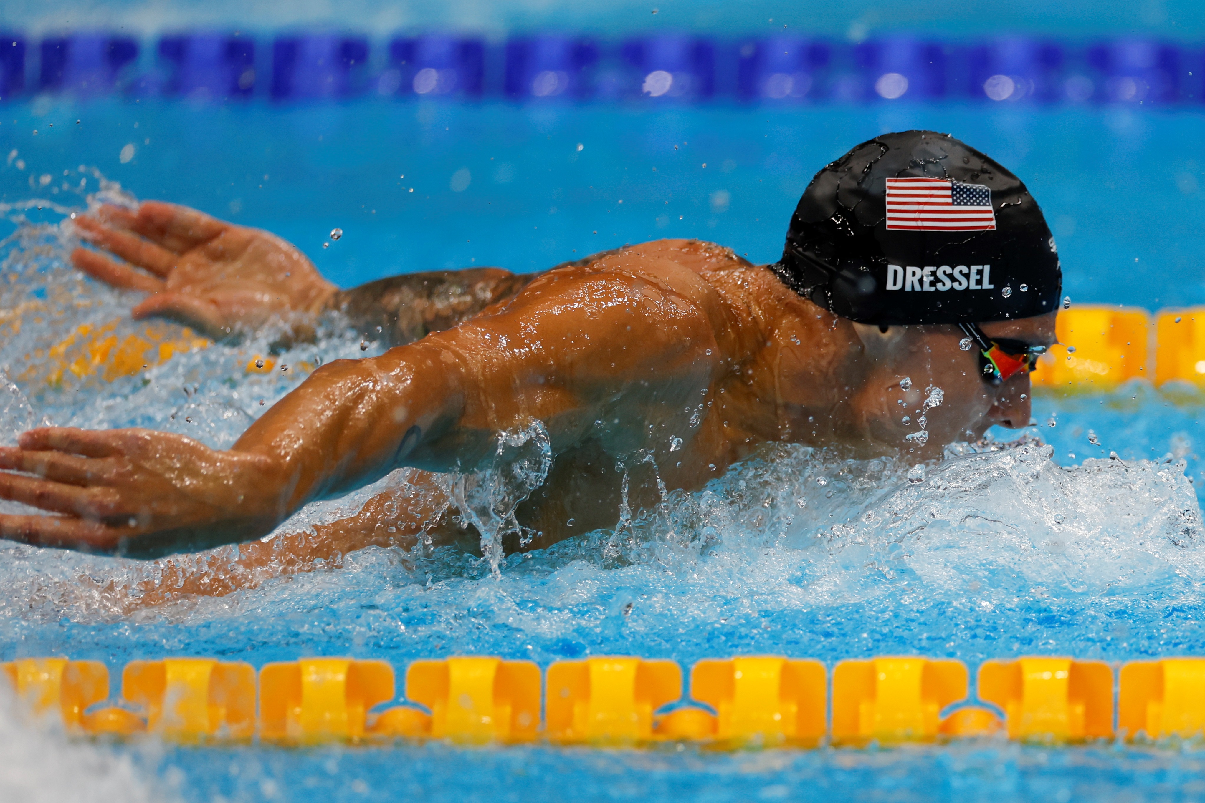 Caleb Dressel de Estados Unidos compite en la final masculina 100m mariposa de natación por los Juegos Olímpicos 2020, este viernes en el Centro Acuático de Tokio (Japón). Dressel impuso nuevo registro mundial. Prensa Libre (EFE)