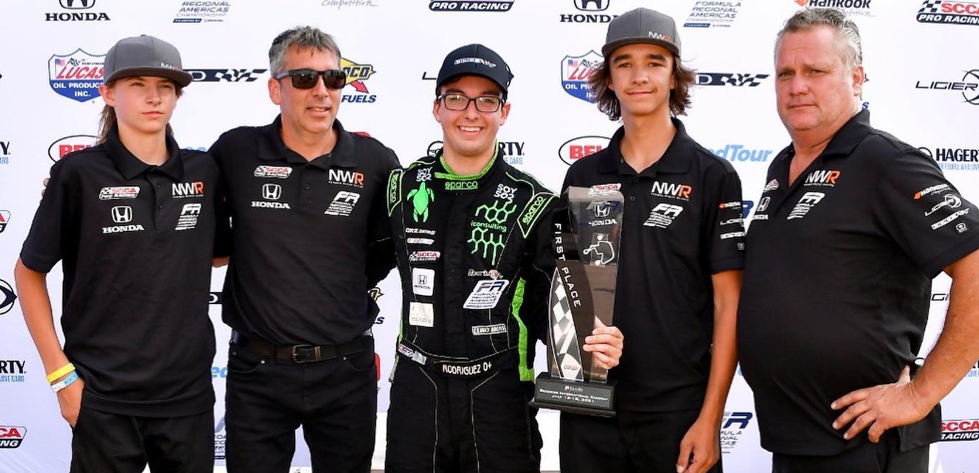 Ian Rodríguez (centro) sumó un podio más a su carrera desde mayo úlimo. (Foto Prensa Libre: Facebook, Ian Rodríguez)